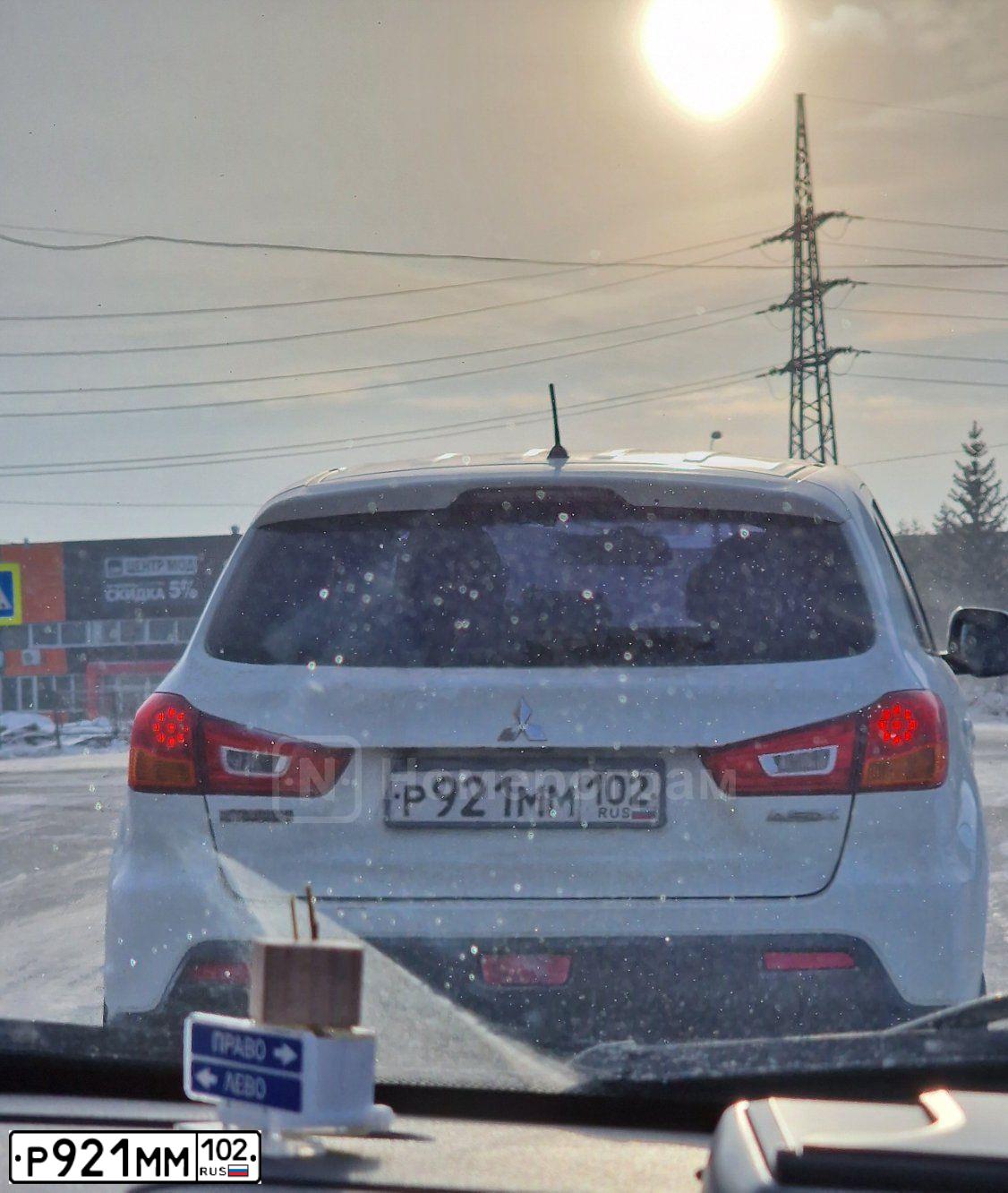 Фото автомобиля NISSAN NOTE, 2007 — госномер Е900РС102. Цвет: Красный