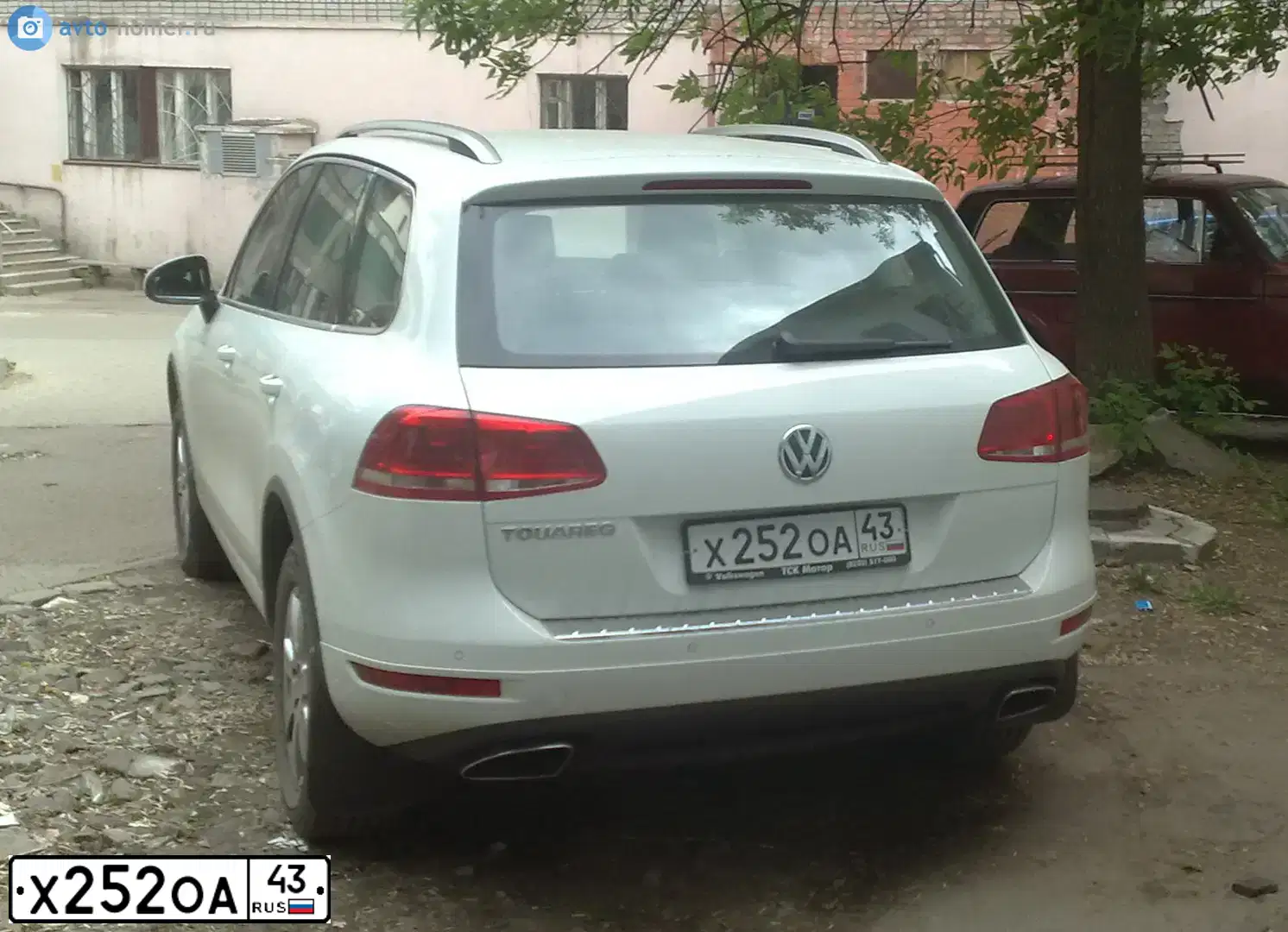 Фото автомобиля VOLKSWAGEN TOUAREG, 2012 — госномер К101УА43. Цвет: Белый