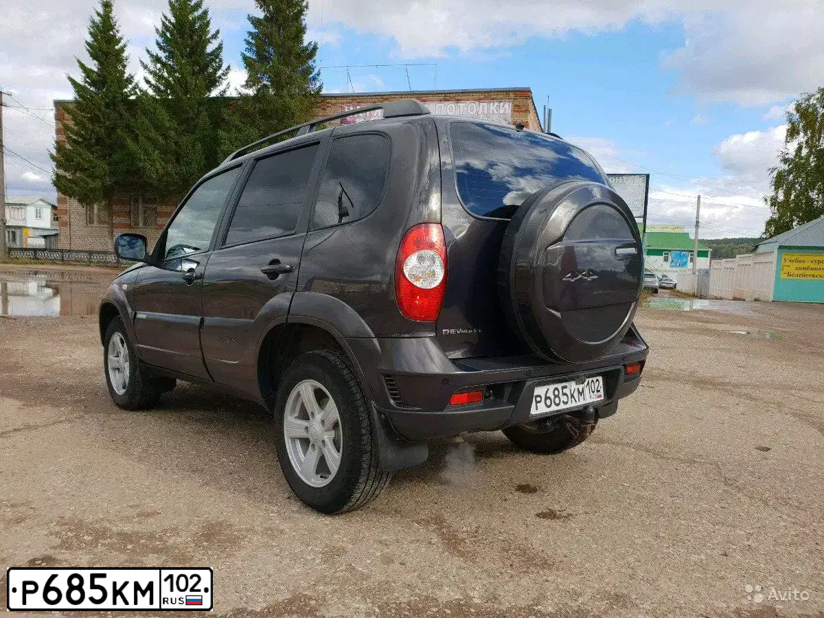 Фото автомобиля CHEVROLET NIVA, 2013 — госномер Х036ТА102. Цвет: ЗЕЛЕНО-КОРИЧНЕВЫЙ МЕТАЛЛИК