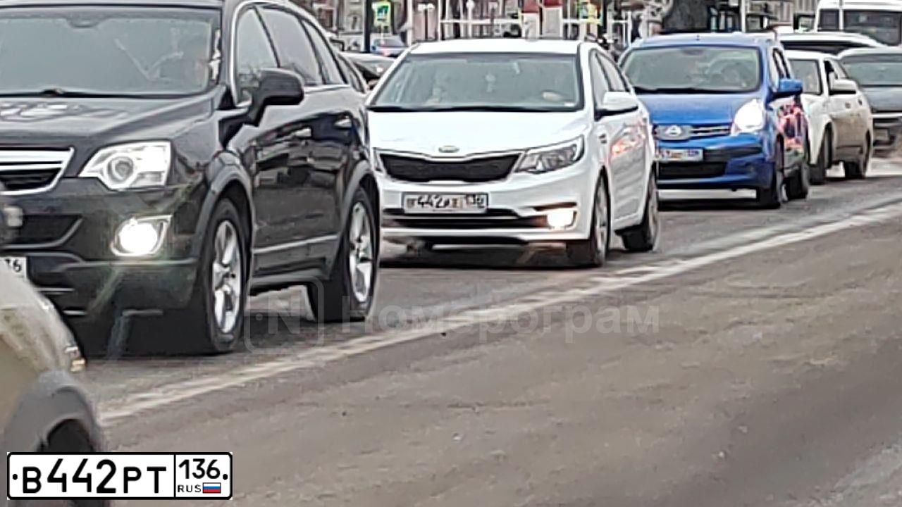 Фото автомобиля MAZDA 3, 2006 — госномер В442РТ136. Цвет: ТЕМНО-ВИШНЕВЫЙ