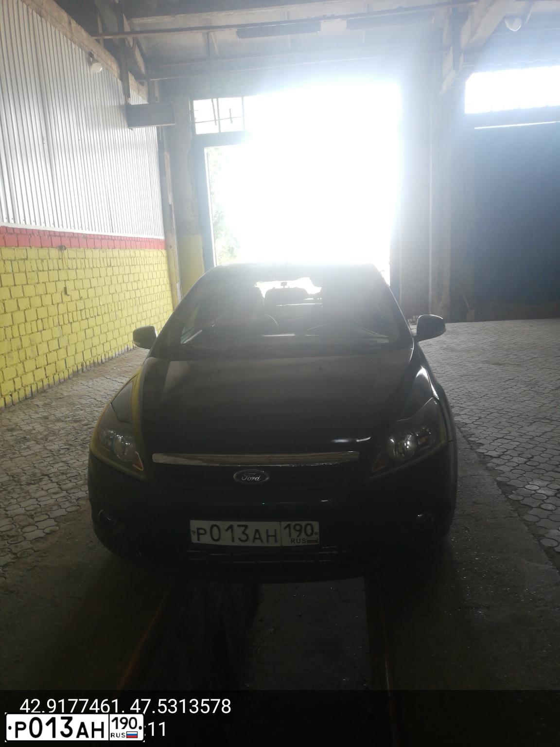 Фото автомобиля FORD FOCUS, 2009 — госномер Р013АН190. Цвет: Темно-синий