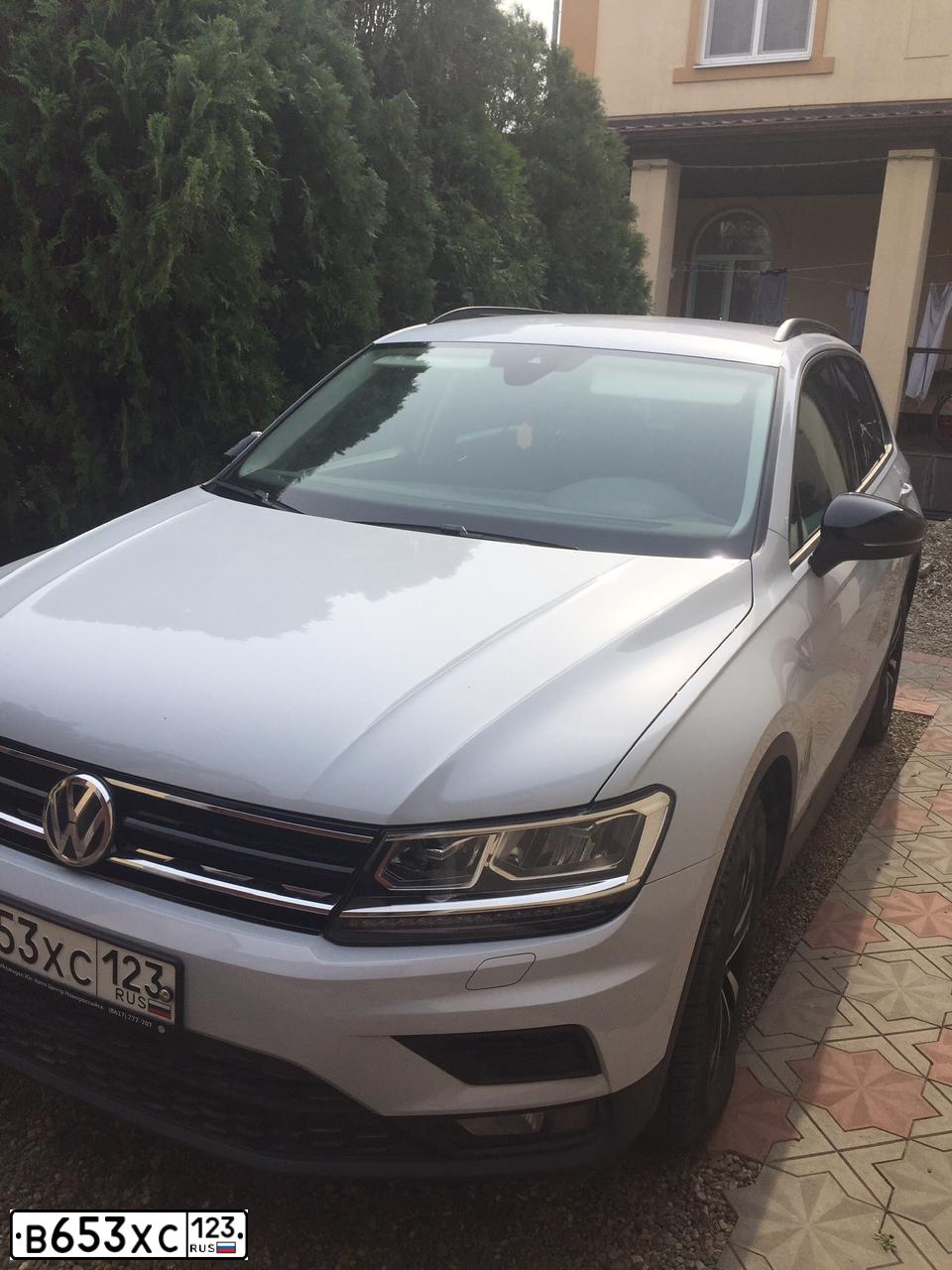 Фото автомобиля VOLKSWAGEN TIGUAN, 2019 — госномер В653ХС123. Цвет: Белый