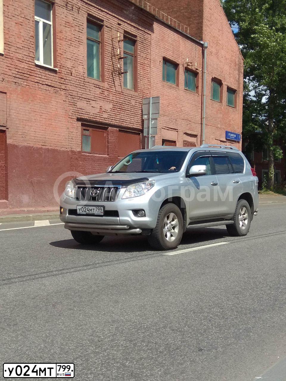 Фото автомобиля TOYOTA LAND CRUISER 150, 2010 — госномер Т023ХЕ790. Цвет: Серебристый