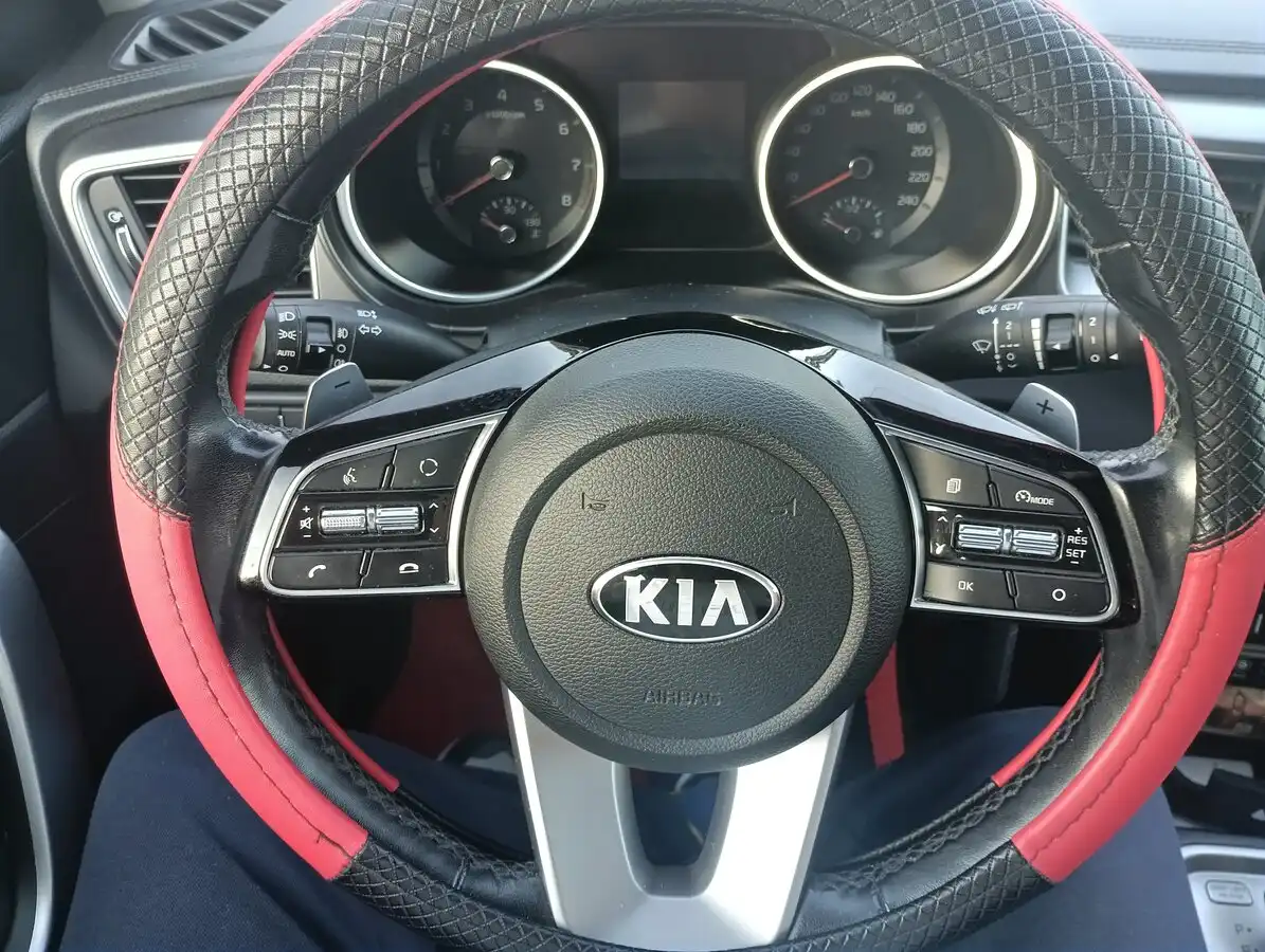 Фото автомобиля KIA CEE'D, 2018 — госномер У609ХС174. Цвет: ЧЕРНЫЙ ПЕРЛАМУТР