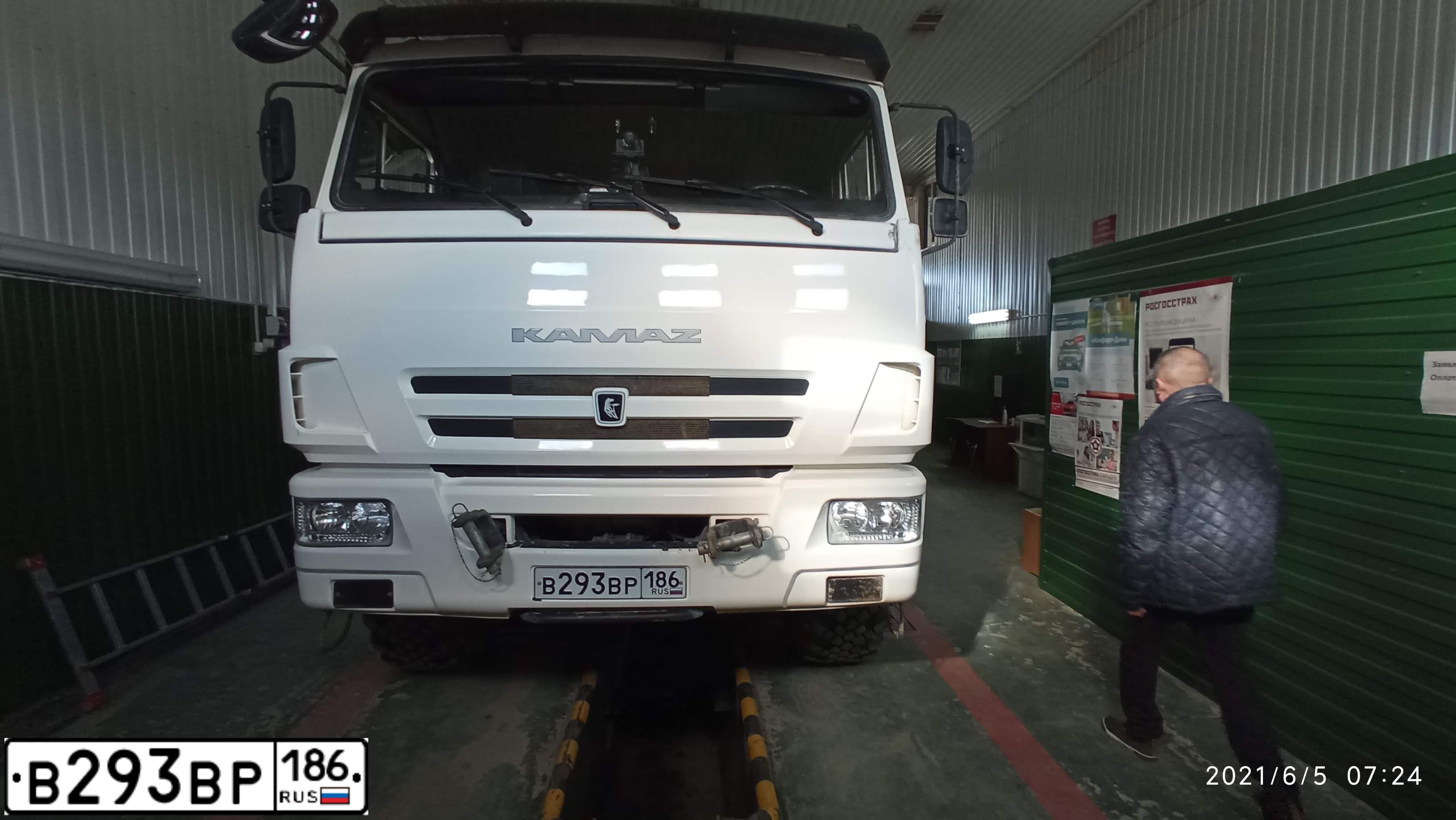 Фото автомобиля KAMAZ 4311, 2019 — госномер В293ВР186. Цвет: Белый
