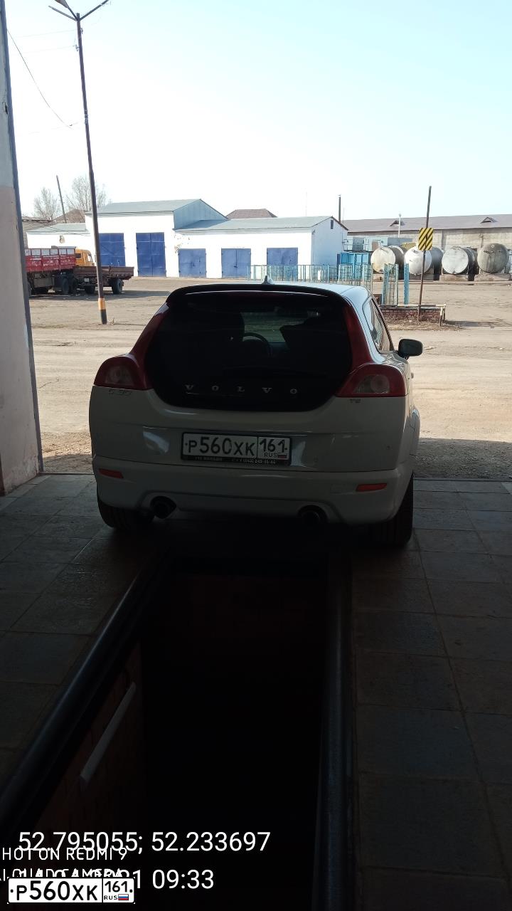 Фото автомобиля VOLVO C30, 2008 — госномер О707ТВ61. Цвет: Белый
