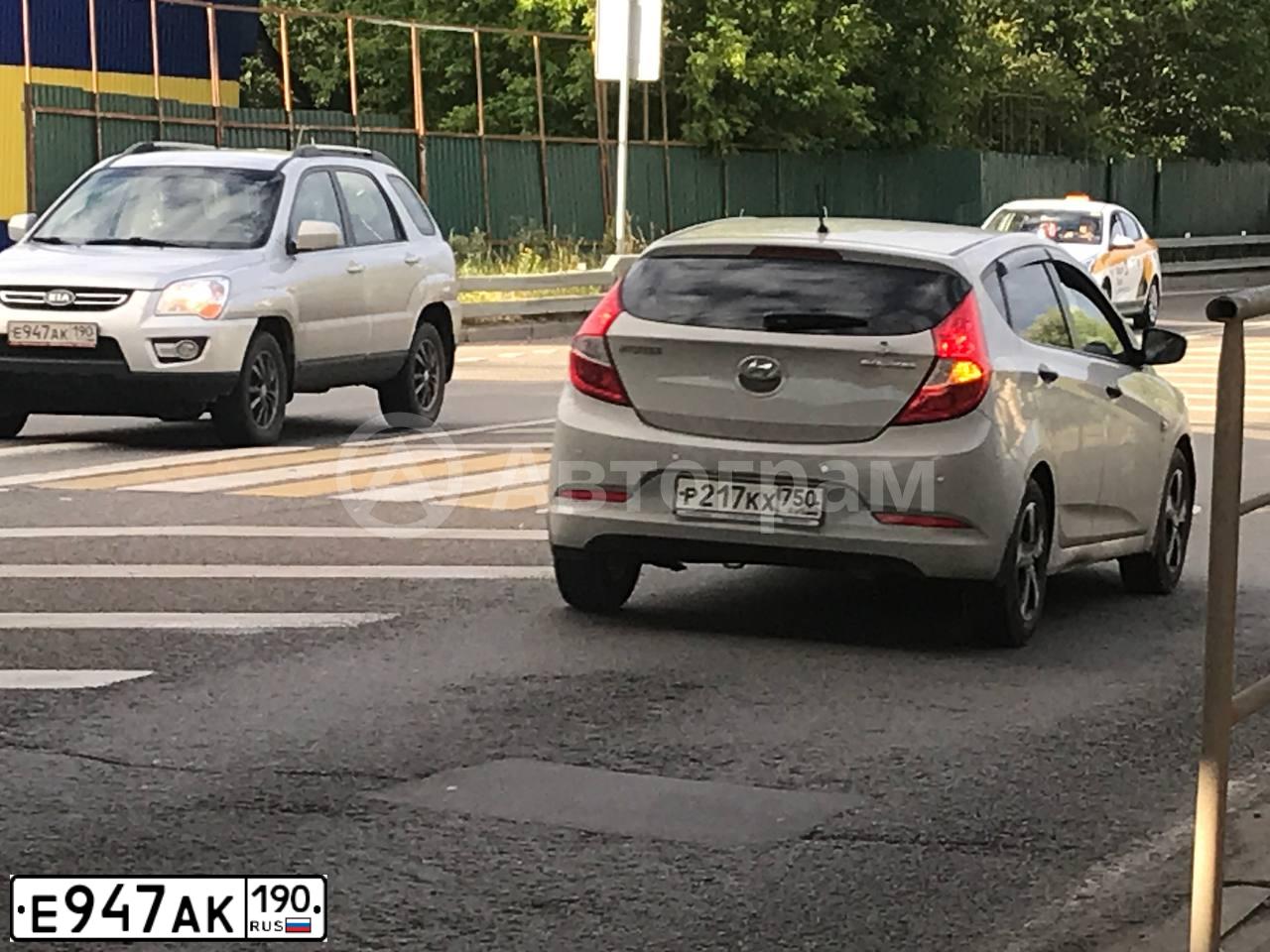 Фото автомобиля KIA SPORTAGE, 2009 — госномер Е947АК190. Цвет: ПЕРЛАМУТРОВЫЙ СЕРЕБРИСТЫЙ