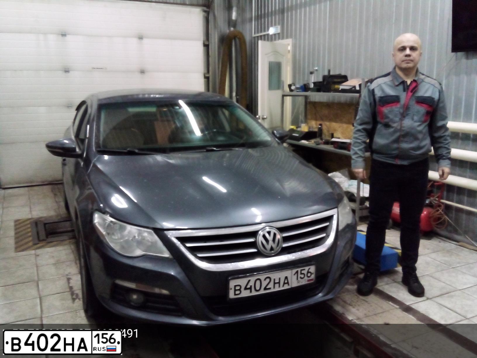 Фото автомобиля VOLKSWAGEN PASSAT, 2011 — госномер Е042ЕО977. Цвет: СЕРЫЙ