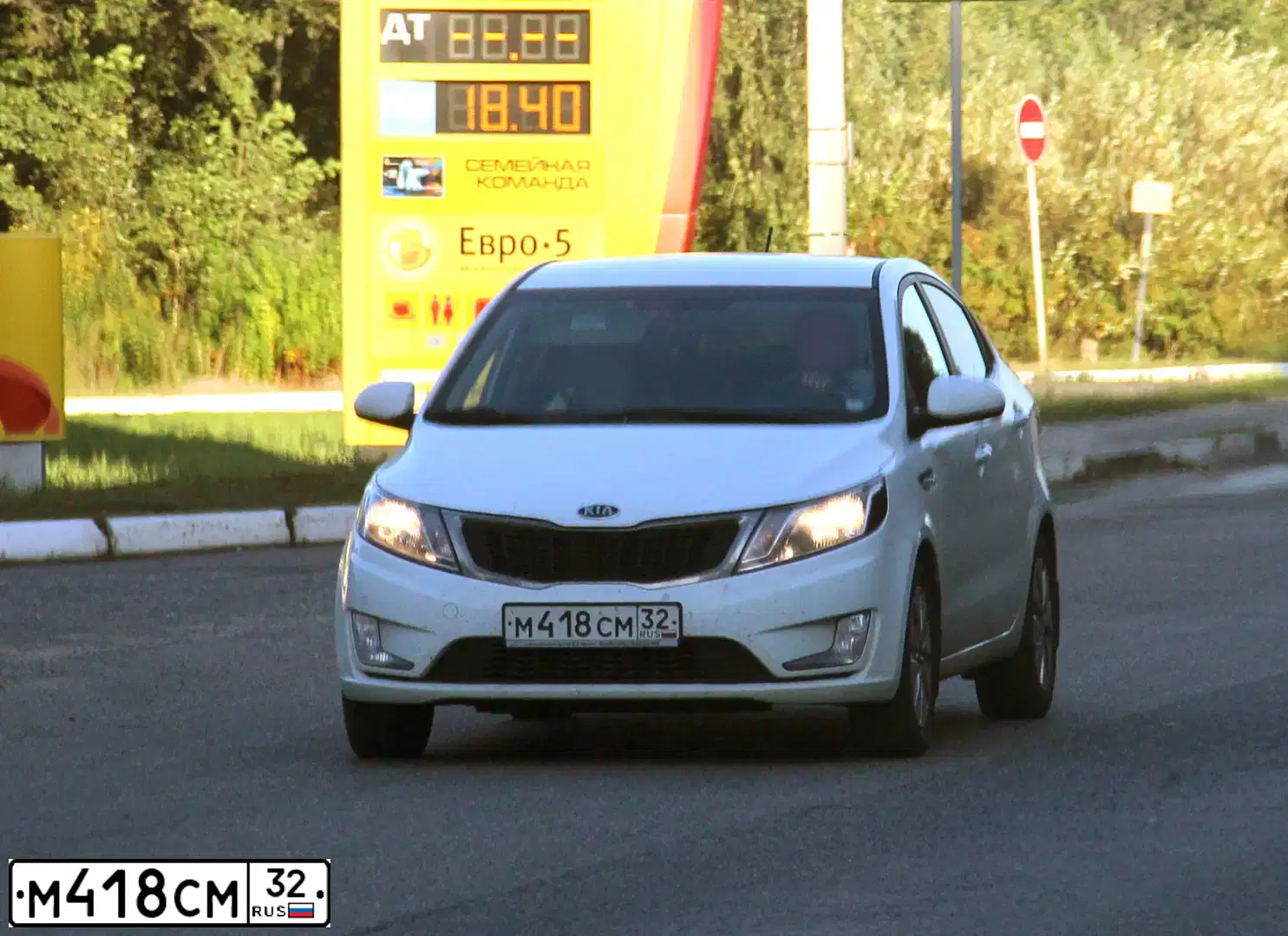 Фото автомобиля KIA RIO, 2013 — госномер М418СМ32. Цвет: БЕЛЫЙ