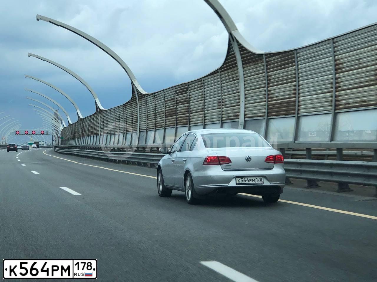 Фото автомобиля VOLKSWAGEN PASSAT, 2011 — госномер К564РМ178. Цвет: СЕРЕБРИСТЫЙ