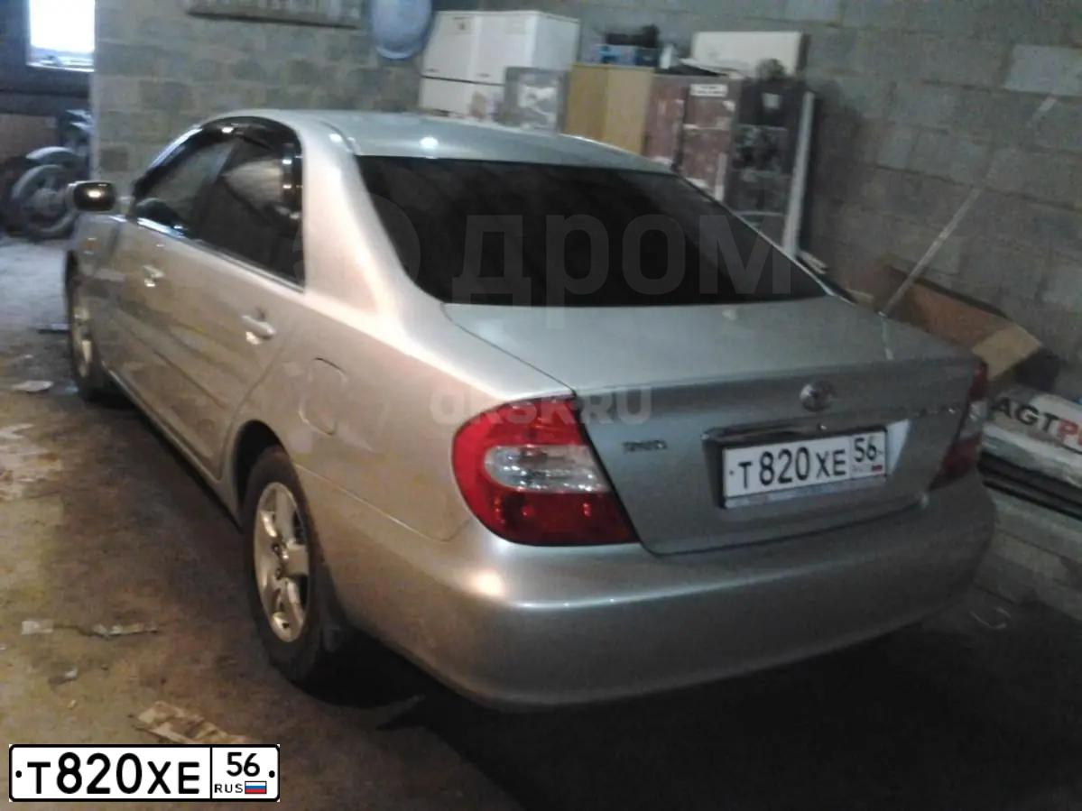 Фото автомобиля TOYOTA CAMRY, 2004 — госномер Т820ХЕ56. Цвет: Серебристый