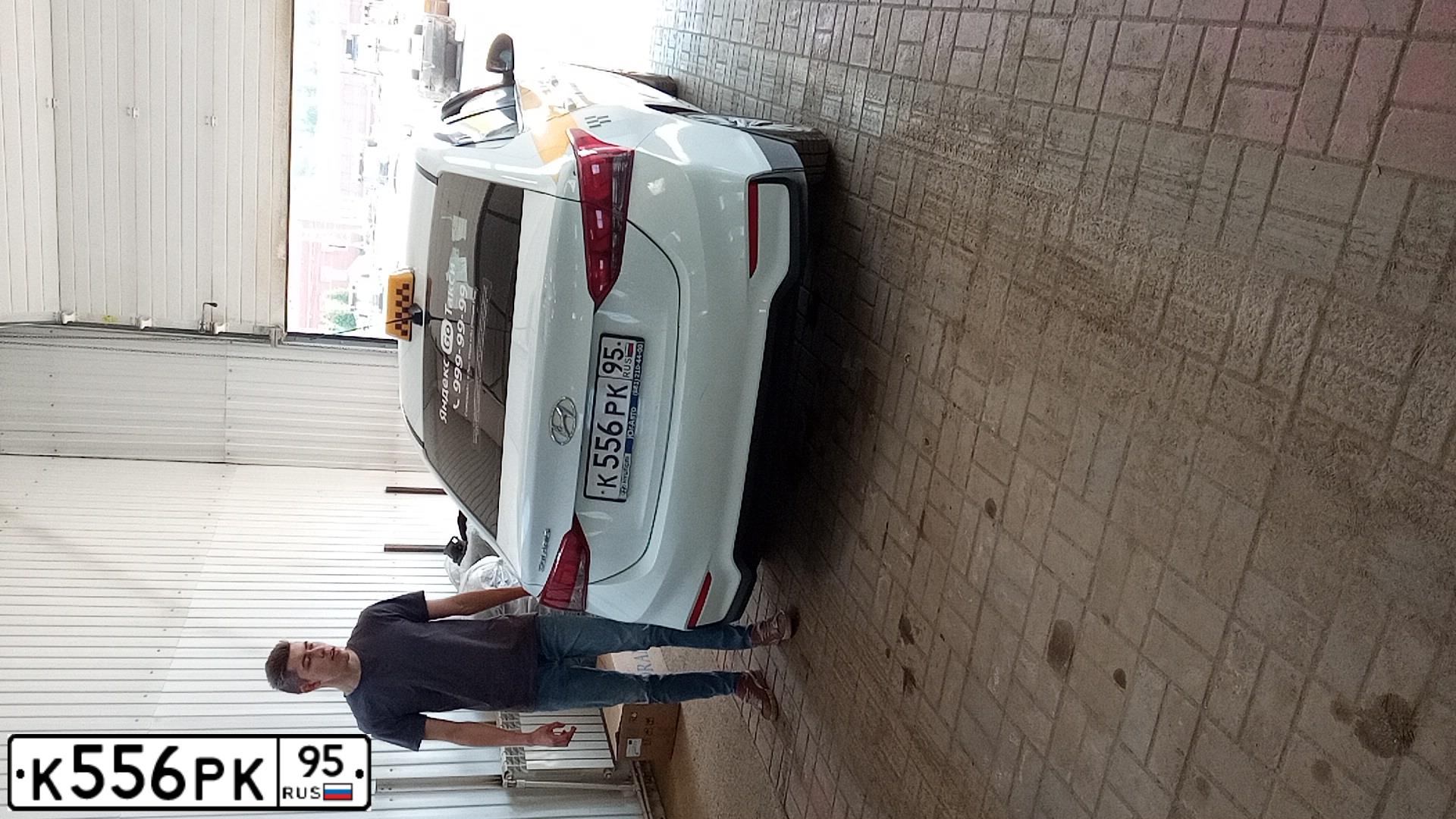 Фото автомобиля HYUNDAI SOLARIS, 2018 — госномер А308УЕ123. Цвет: Белый Желтый Серый