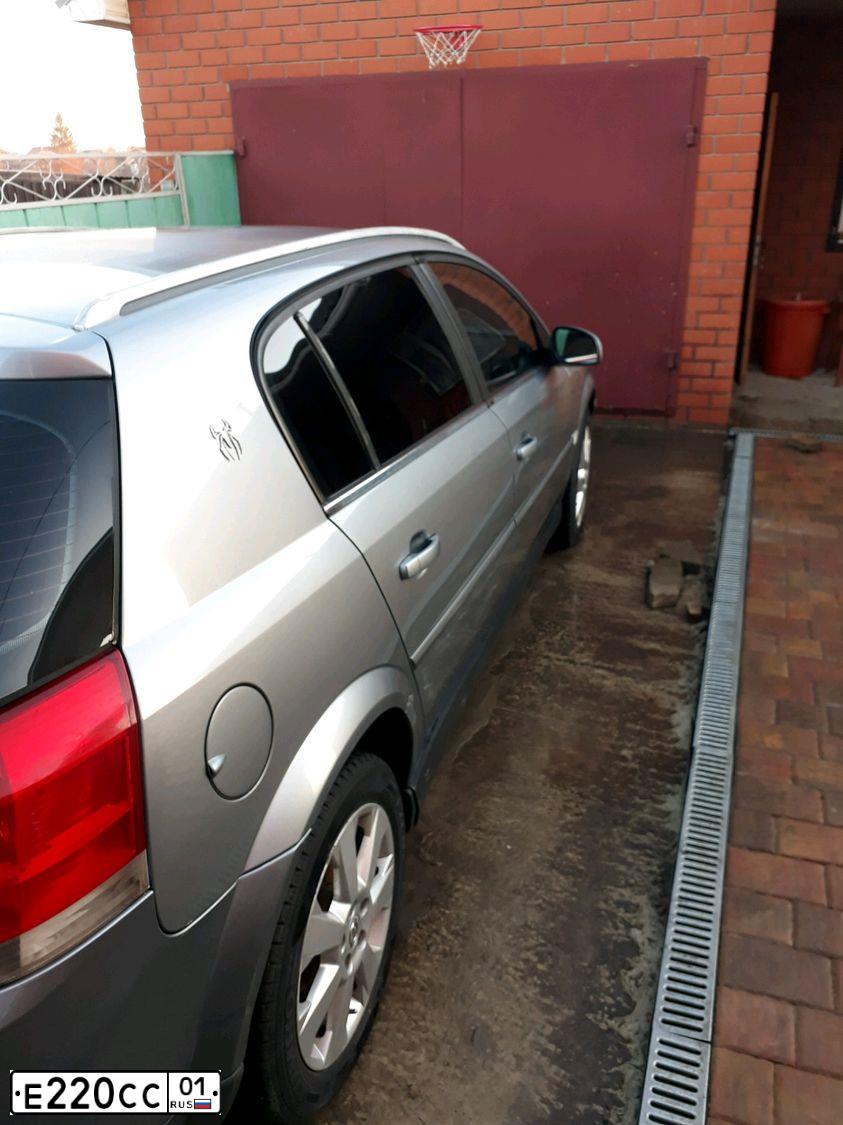 Фото автомобиля OPEL SIGNUM, 2003 — госномер Е220СС01. Цвет: БЕЛО-СЕРЫЙ