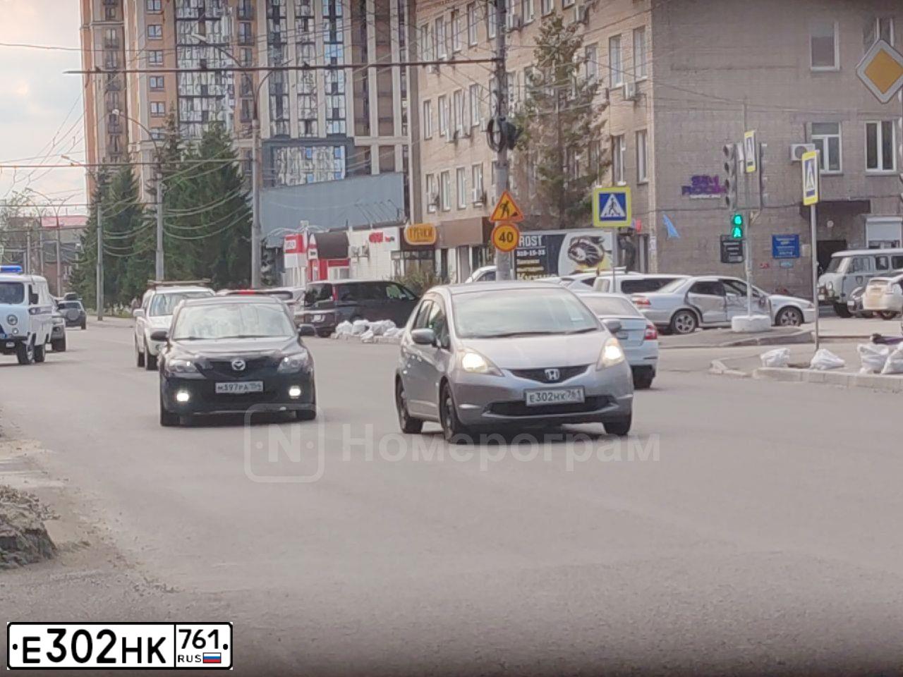 Фото автомобиля INFINITI M, 2011 — госномер Е302НК761. Цвет: ЧЕРНЫЙ