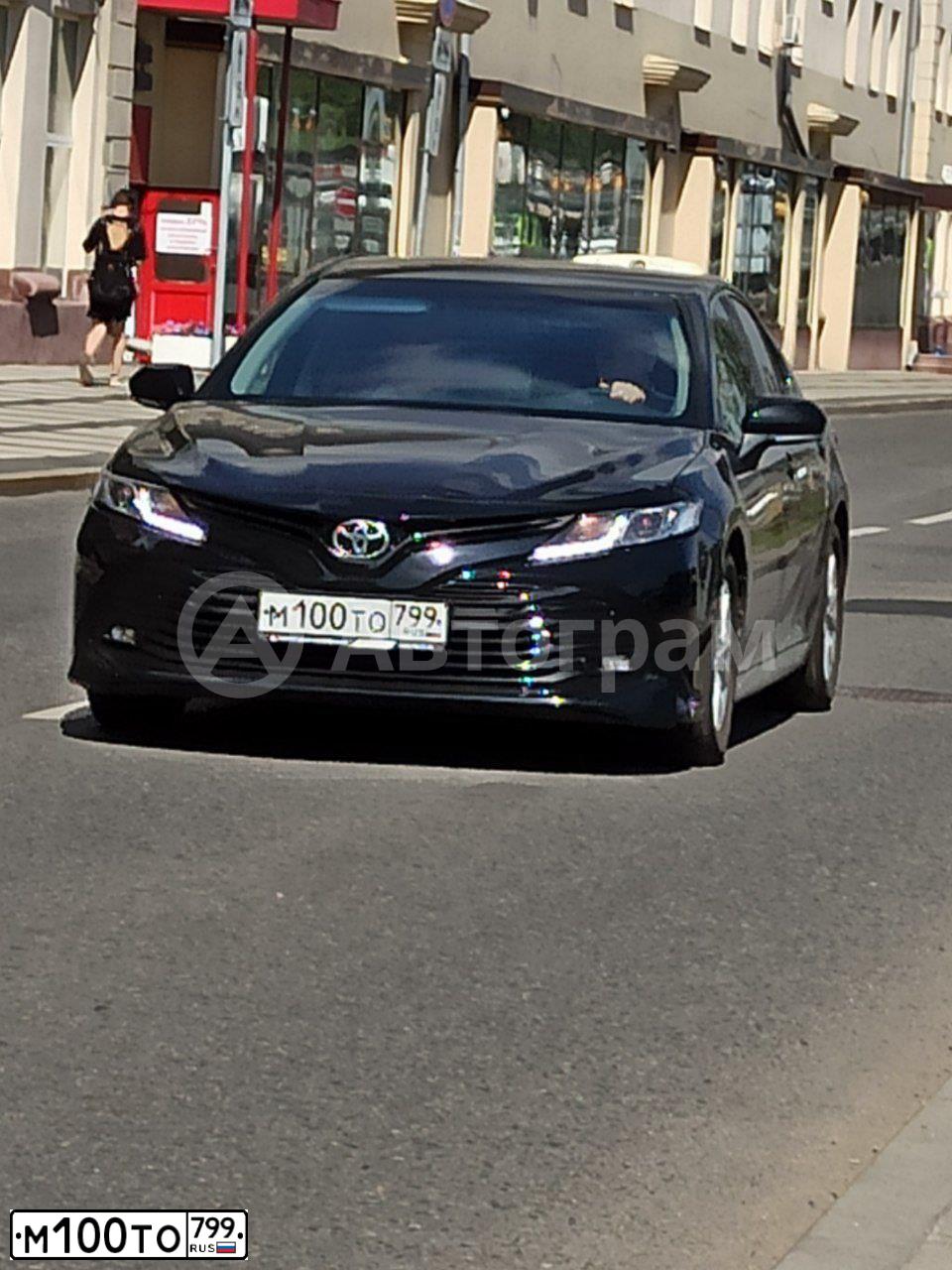 Фото автомобиля TOYOTA CAMRY, 2020 — госномер М100ТО799. Цвет: ЧЕРНЫЙ