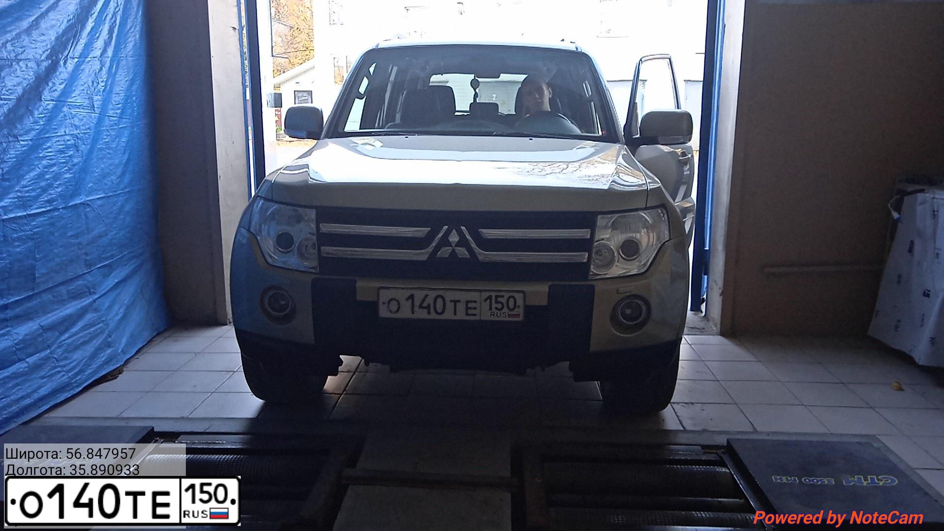 Фото автомобиля MITSUBISHI PAJERO, 2008 — госномер О140ТЕ150. Цвет: БЕЖЕВЫЙ