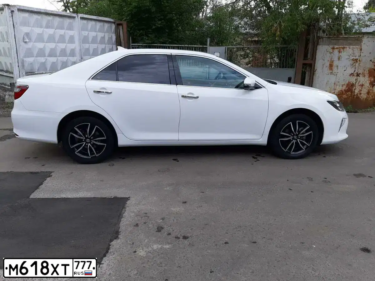 Фото автомобиля TOYOTA CAMRY, 2017 — госномер М618ХТ777. Цвет: БЕЛЫЙ