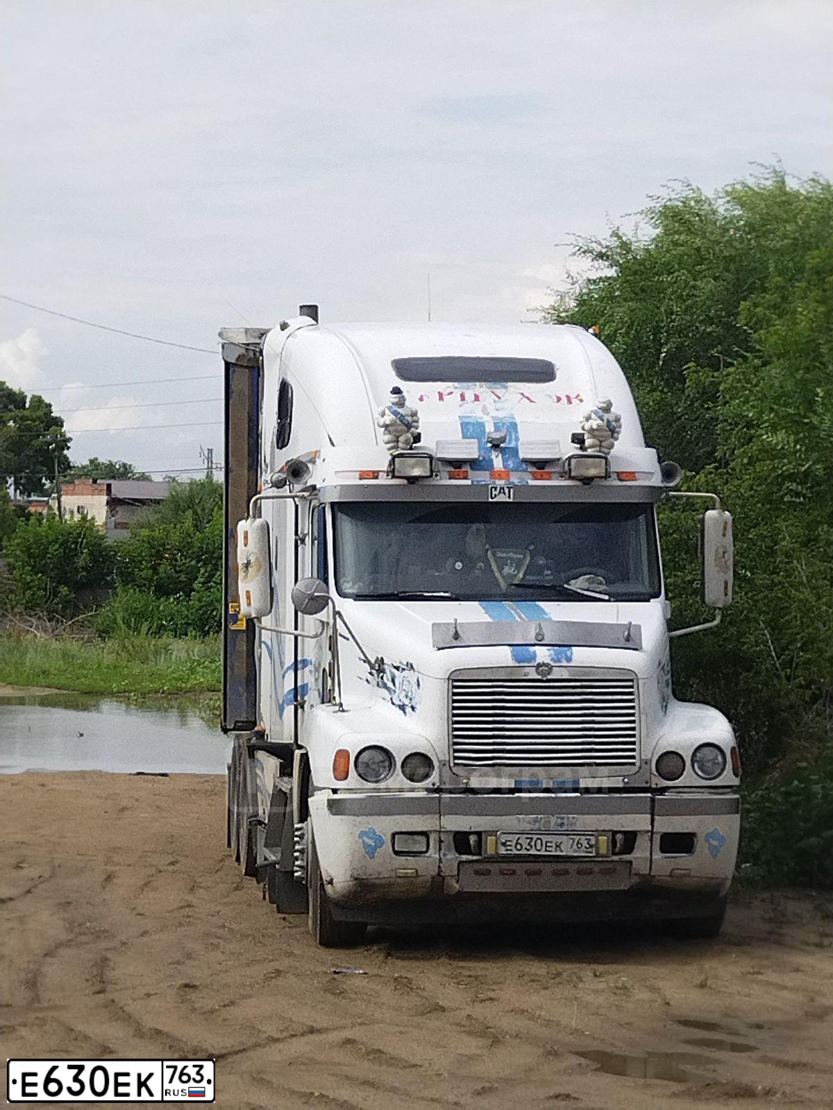 Фото автомобиля FREIGHTLINER CENTURY S/T, 1999 — госномер Е630ЕК763. Цвет: БЕЛЫЙ