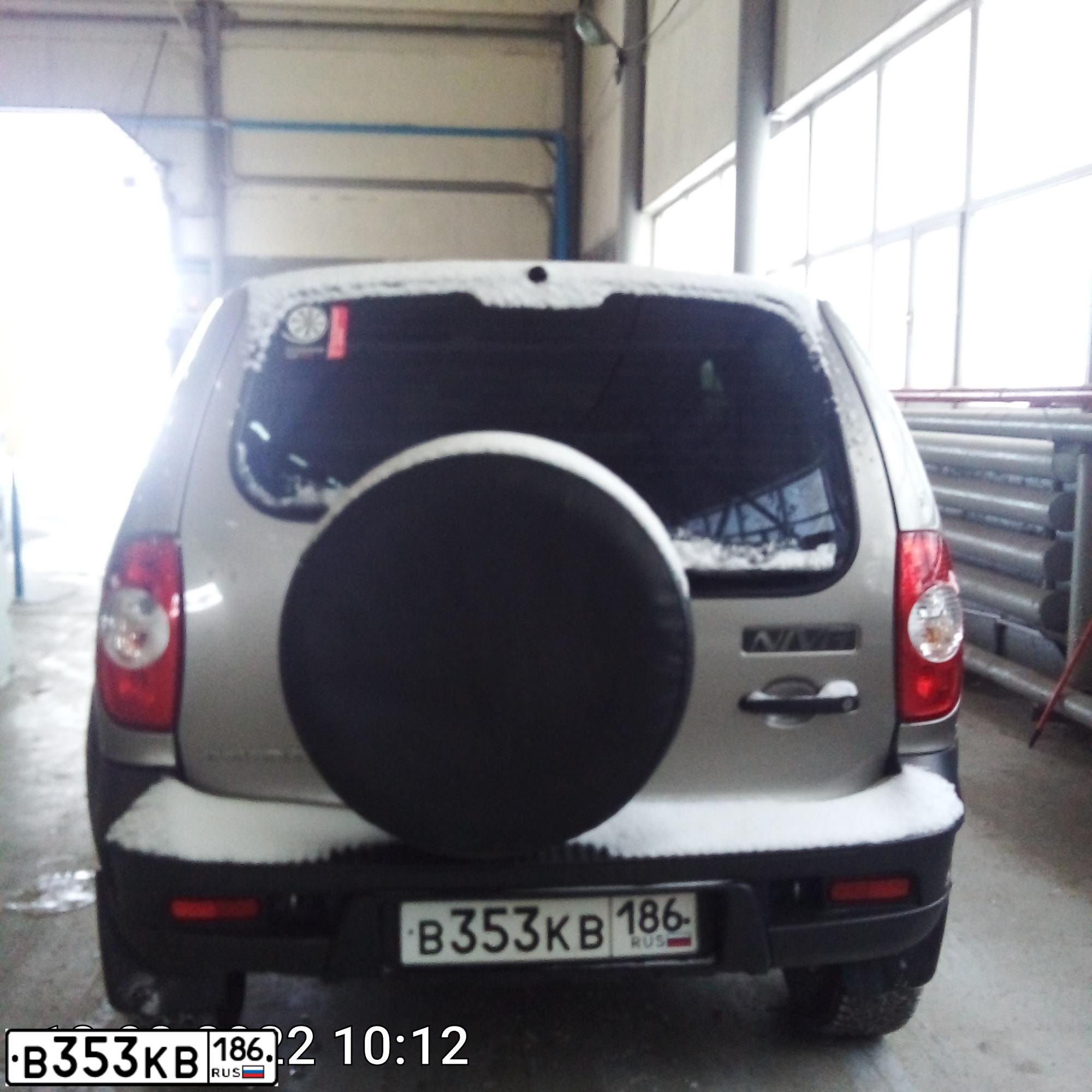 Фото автомобиля CHEVROLET NIVA, 2019 — госномер В353КВ186. Цвет: СЕРО-КОРИЧНЕВЫЙ МЕТАЛЛИК