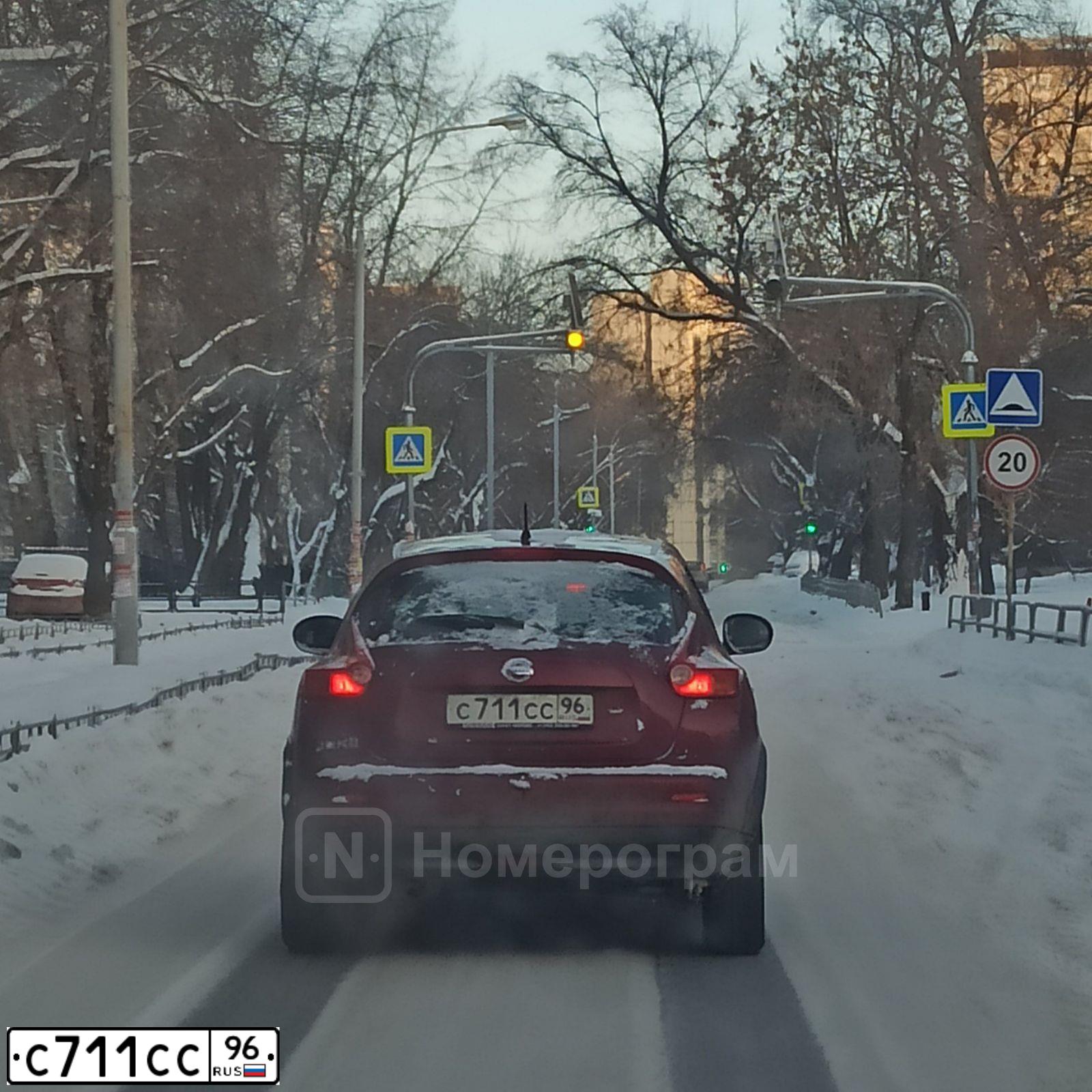 Фото автомобиля NISSAN JUKE, 2011 — госномер С711СС96. Цвет: КРАСНЫЙ