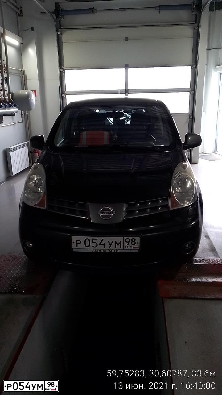 Фото автомобиля NISSAN NOTE, 2007 — госномер Р054УМ98. Цвет: ЧЕРНЫЙ