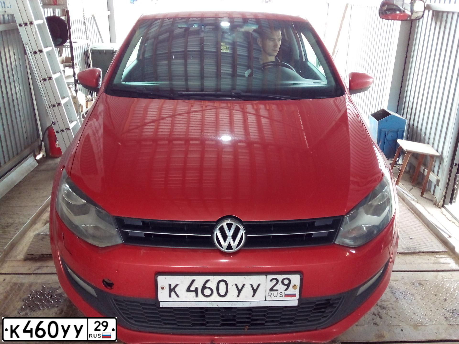 Фото автомобиля VOLKSWAGEN POLO, 2010 — госномер Р635СЕ11. Цвет: Красновато-Оранжевый