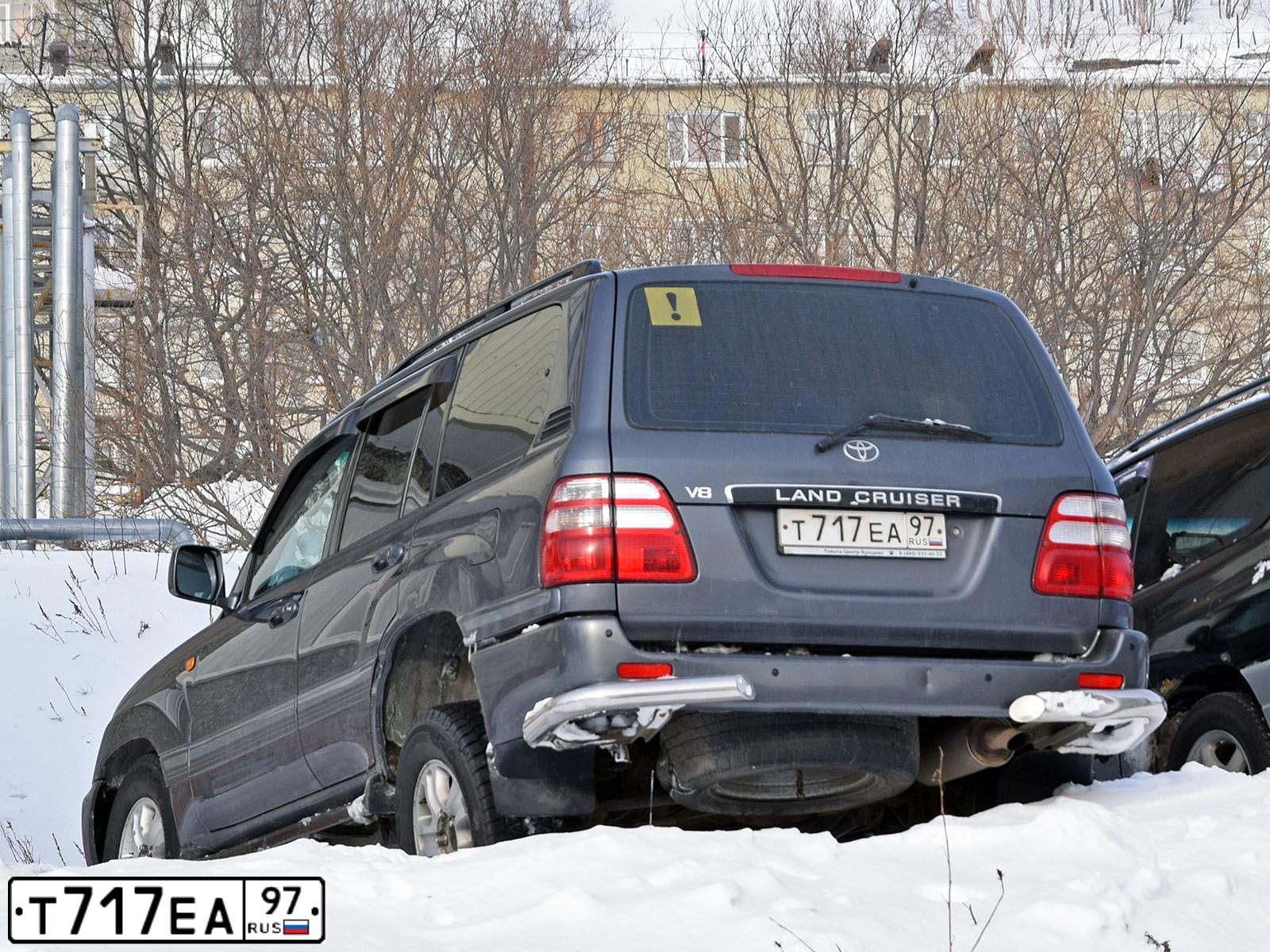 Фото автомобиля TOYOTA LANDCRUISER, 2003 — госномер Т717ЕА97. Цвет: СЕРЫЙ