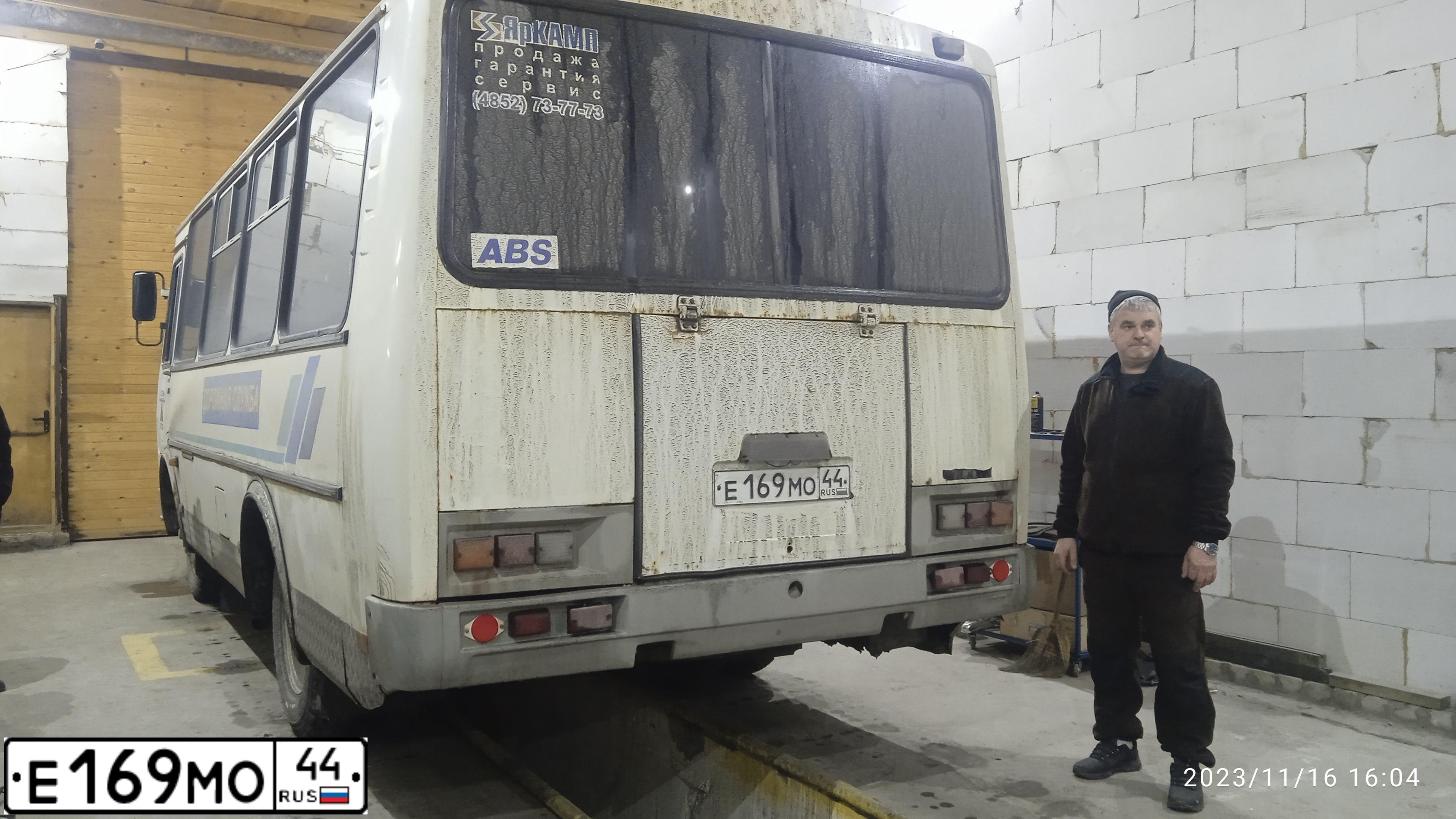 Фото автомобиля PAZ 3205, 2007 — госномер Е169МО44. Цвет: Белый