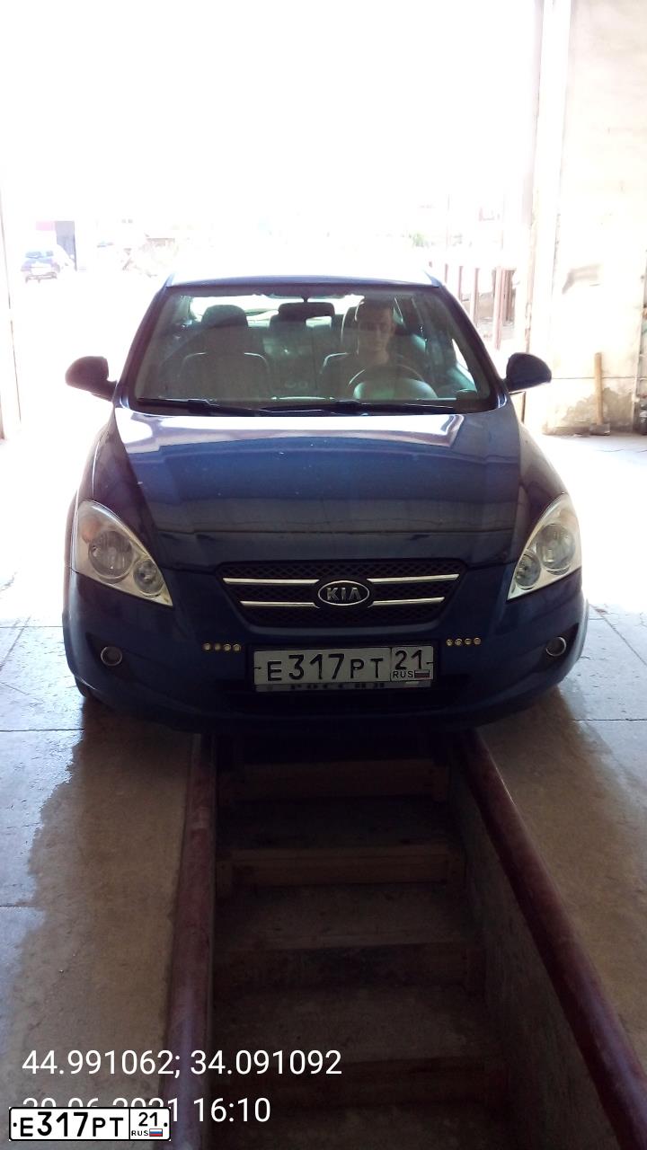 Фото автомобиля KIA CEE'D, 2008 — госномер М546КЕ82. Цвет: синий