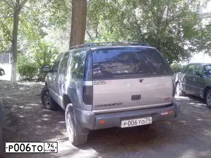 Фото автомобиля CHEVROLET BLAZER, 1997 — госномер Р006ТО74. Цвет: СЕРЫЙ