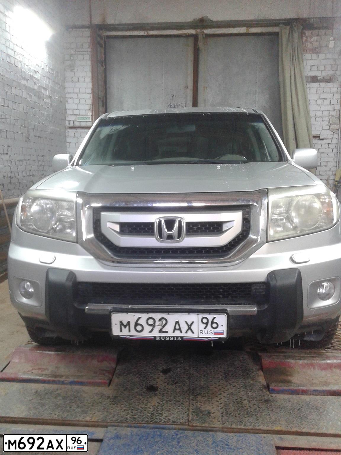Фото автомобиля HONDA PILOT, 2008 — госномер М692АХ96. Цвет: СВЕТЛО-СЕРЫЙ