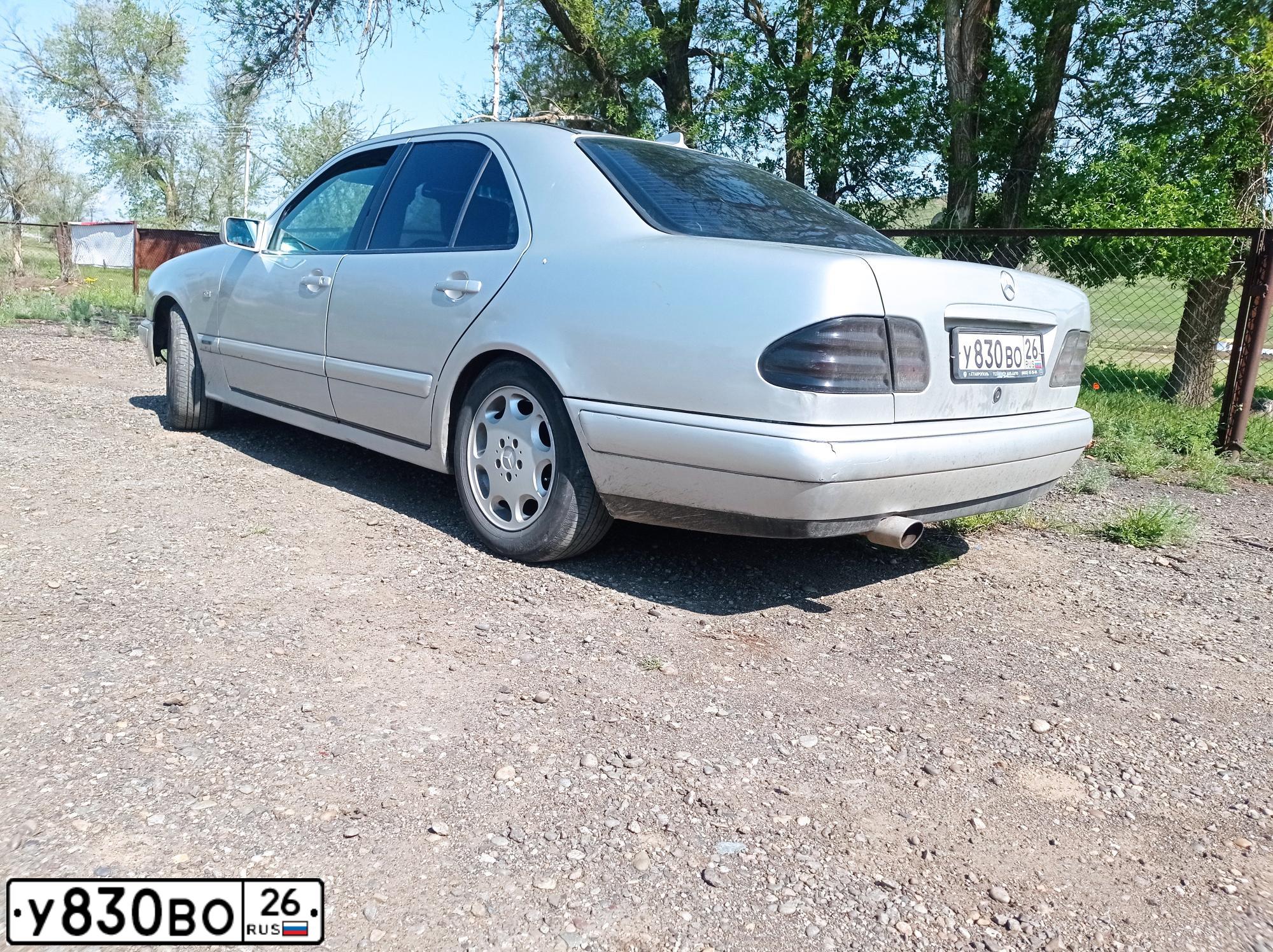 Фото автомобиля MERCEDES E-KLASSE, 1997 — госномер У830ВО26. Цвет: СЕРЕБРИСТЫЙ