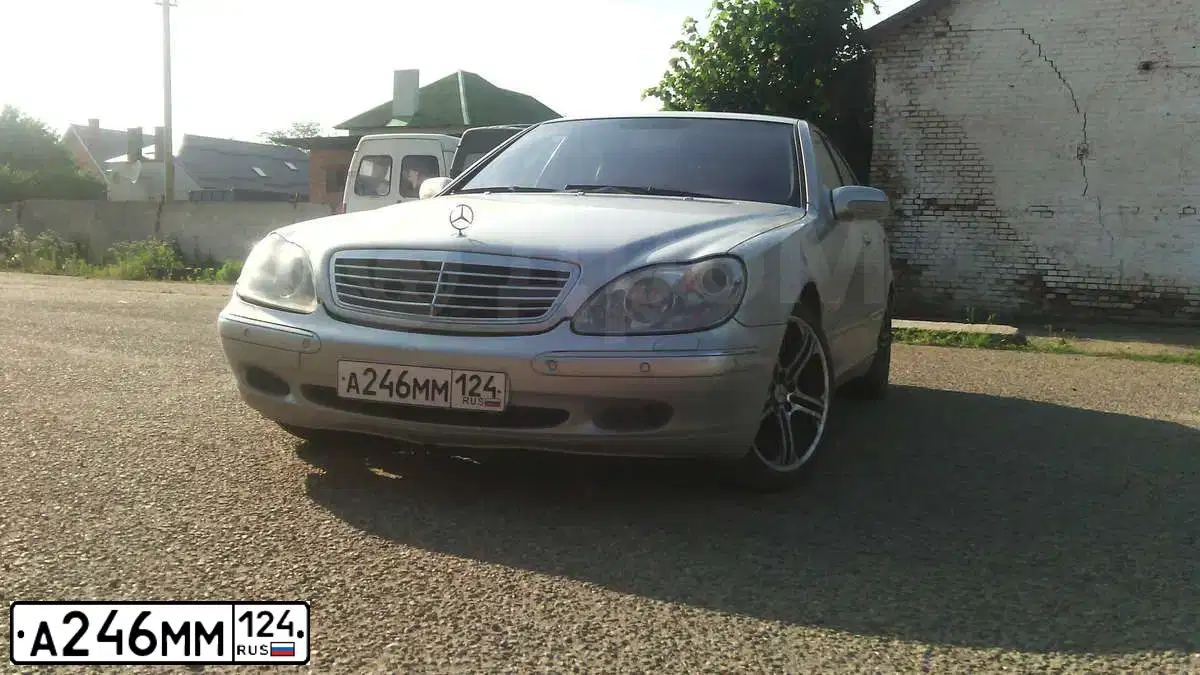 Фото автомобиля MERCEDES S-KLASSE, 1999 — госномер Т238МЕ50. Цвет: СЕРЫЙ
