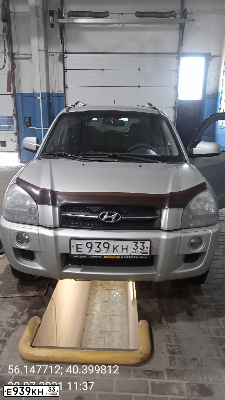 Фото автомобиля HYUNDAI TUCSON, 2006 — госномер Е006АТ150. Цвет: серебристый