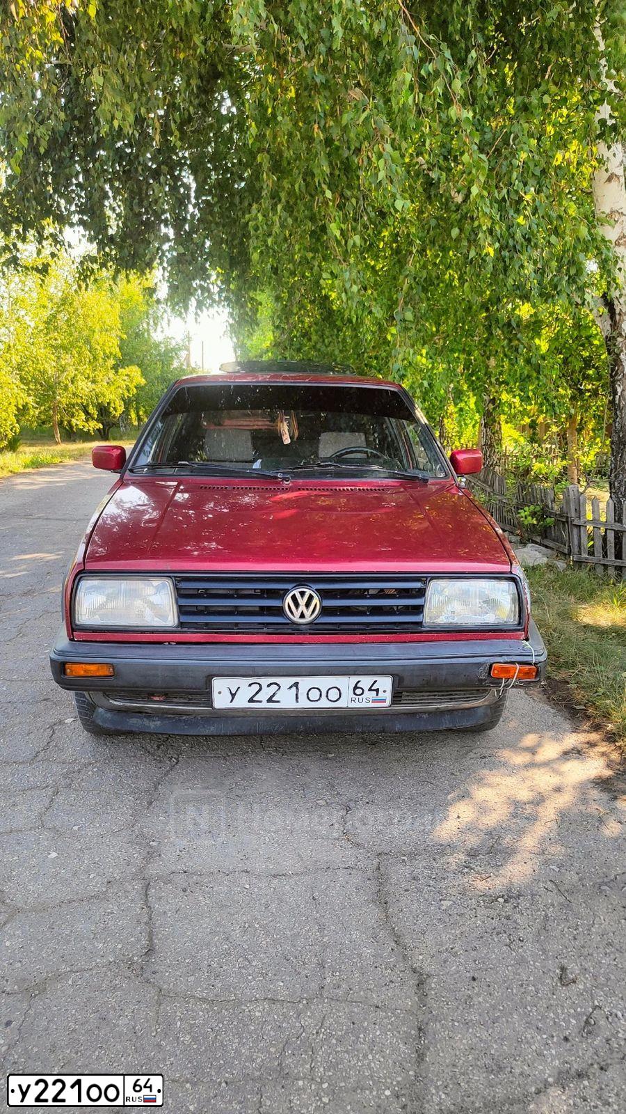 Фото автомобиля VOLKSWAGEN JETTA, 1988 — госномер У221ОО64. Цвет: ВИШНЕВЫЙ