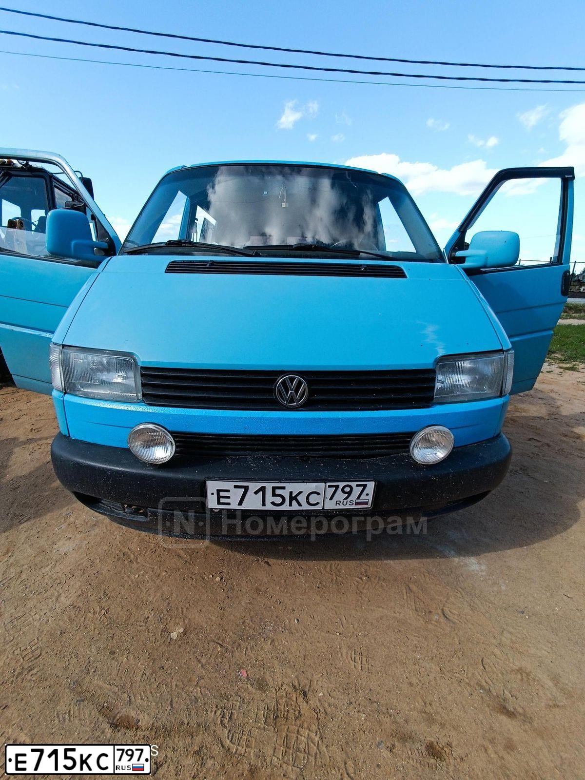Фото автомобиля VOLKSWAGEN TRANSPORTER, 1996 — госномер Е715КС797. Цвет: голубой
