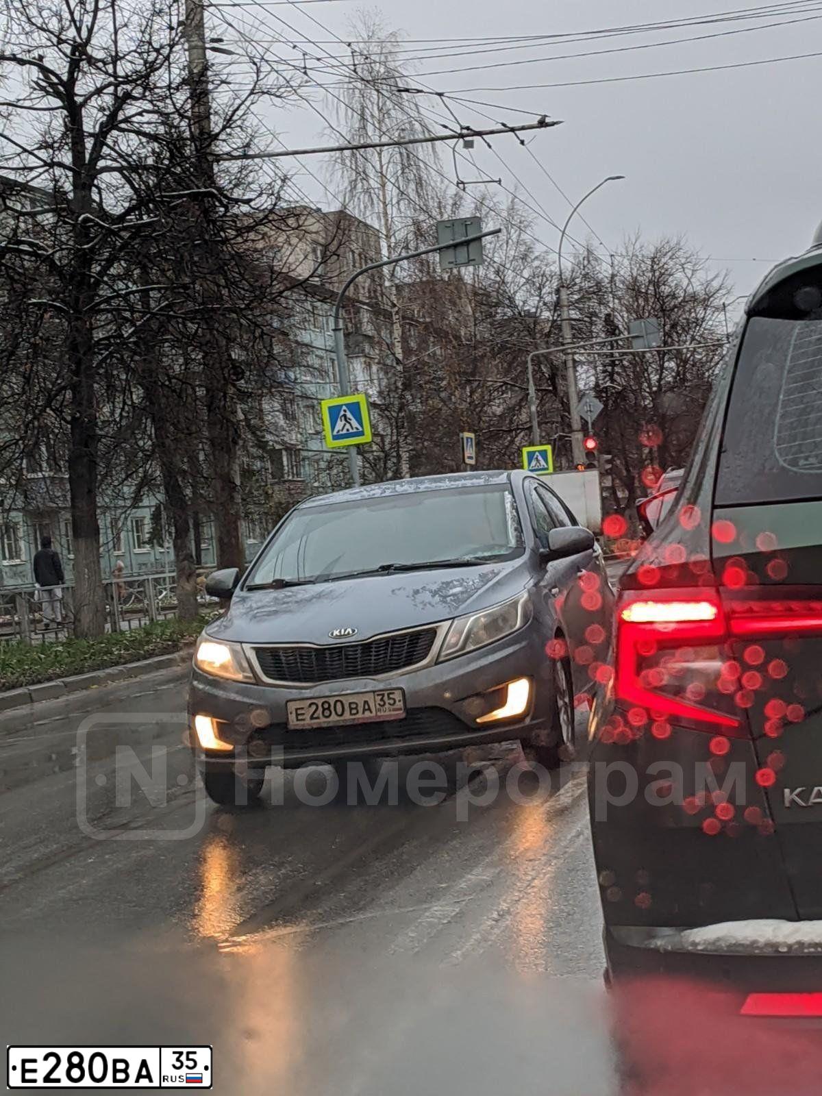 Фото автомобиля KIA RIO, 2013 — госномер Е280ВА35. Цвет: ГОЛУБОЙ