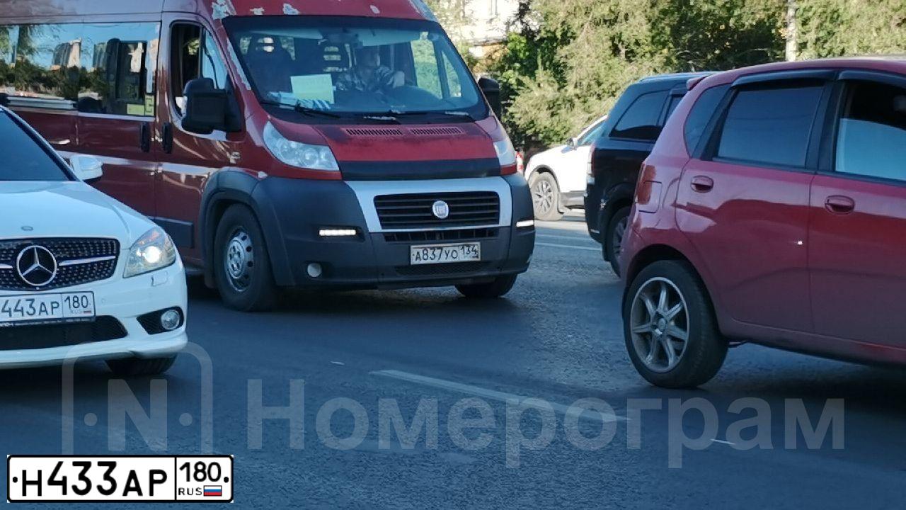 Фото автомобиля HYUNDAI SOLARIS, 2012 — госномер Н433АР180. Цвет: Серебристый