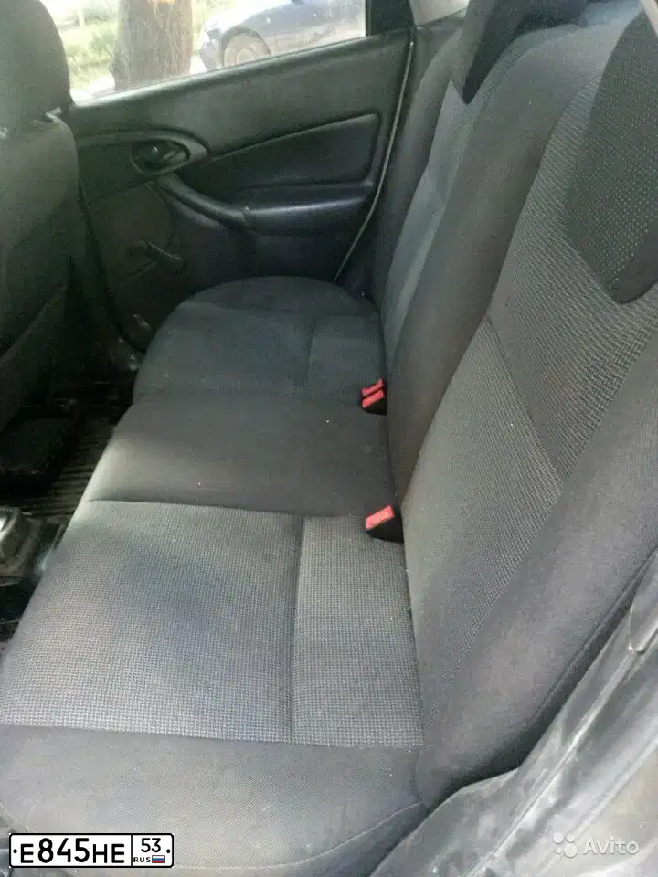 Фото автомобиля FORD FOCUS, 2004 — госномер Е845НЕ53. Цвет: СЕРО-ЗОЛОТИСТЫЙ
