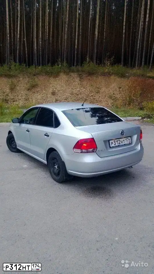 Фото автомобиля VOLKSWAGEN POLO, 2011 — госномер Р312НТ174. Цвет: Серебристый