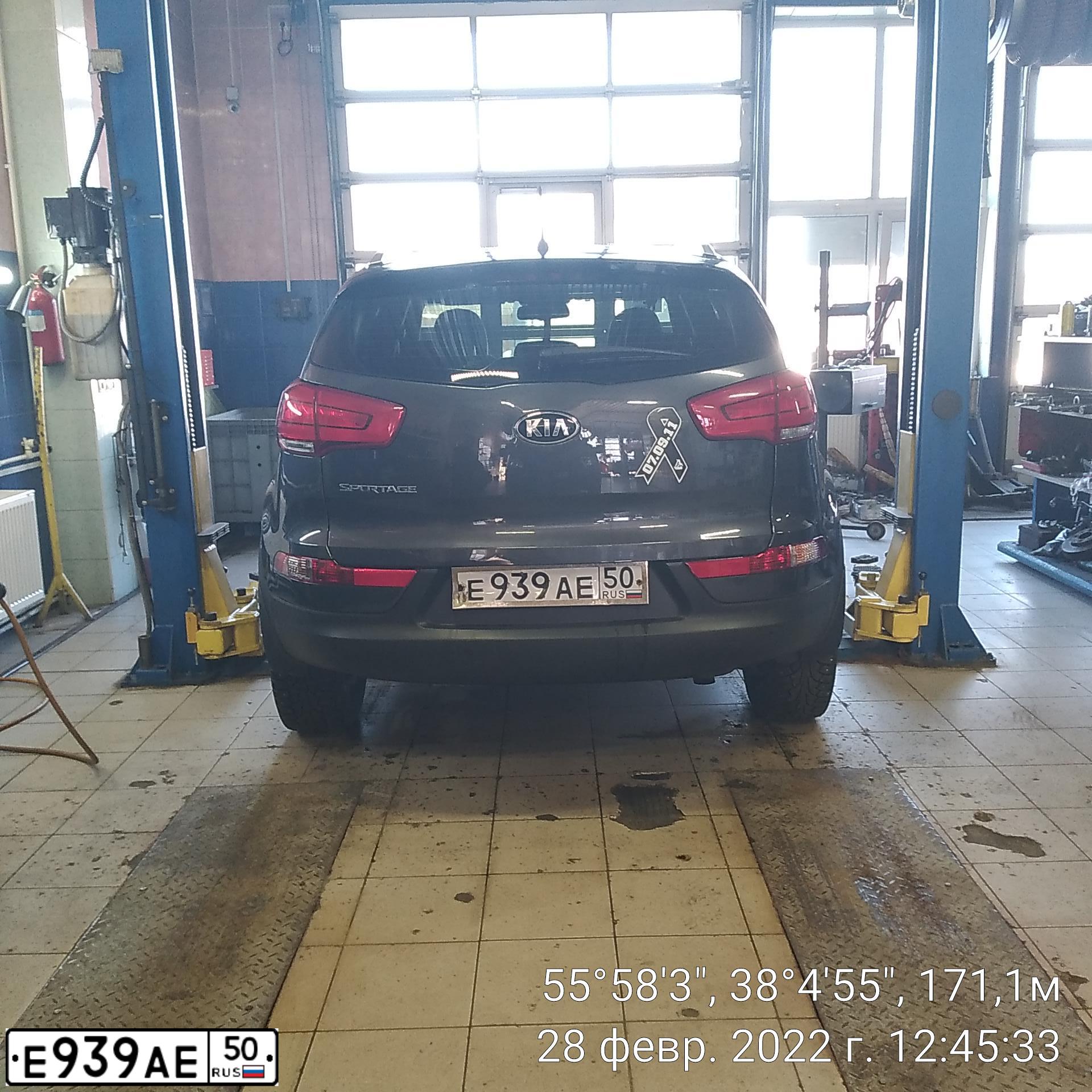 Фото автомобиля VOLKSWAGEN PASSAT, 2001 — госномер Е939АЕ50. Цвет: БЕЛЫЙ