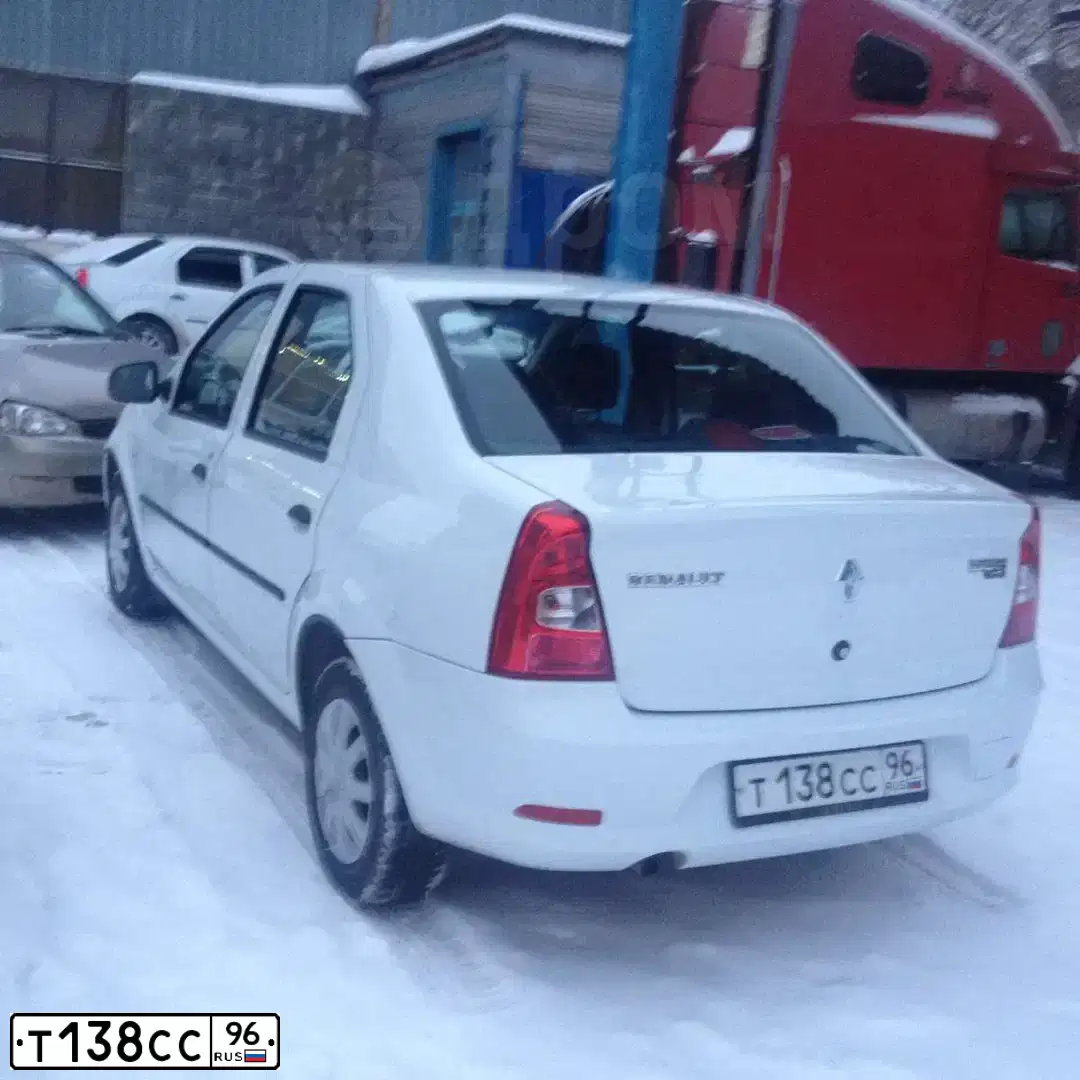 Фото автомобиля RENAULT LOGAN, 2011 — госномер У841УМ72. Цвет: Белый
