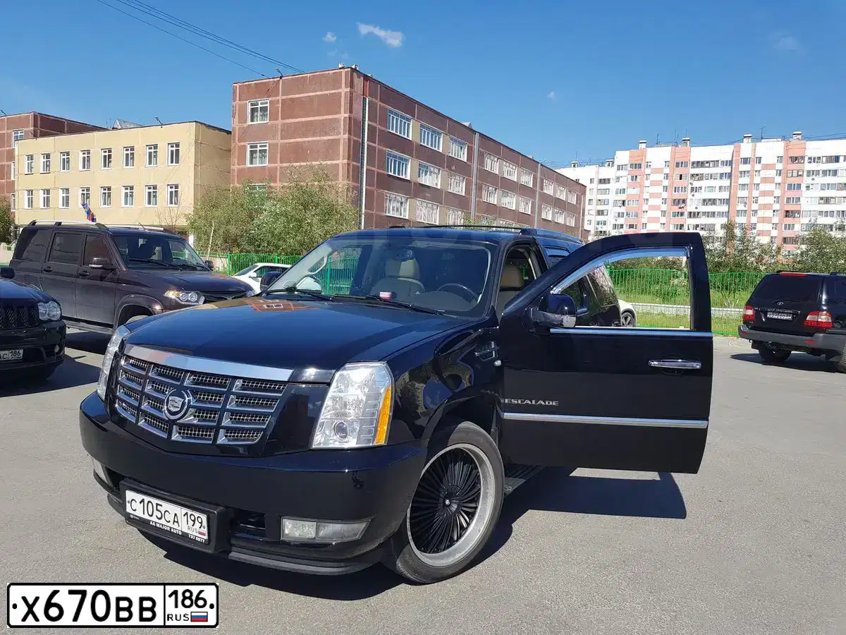 Фото автомобиля CADILLAC ESCALADE, 2013 — госномер Х670ВВ186. Цвет: Белый