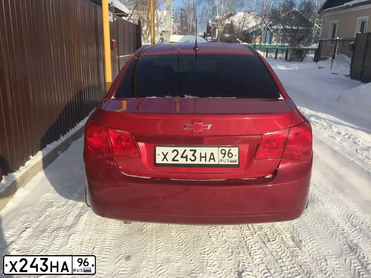 Фото автомобиля CHEVROLET CRUZE, 2011 — госномер Х243НА96. Цвет: Красный