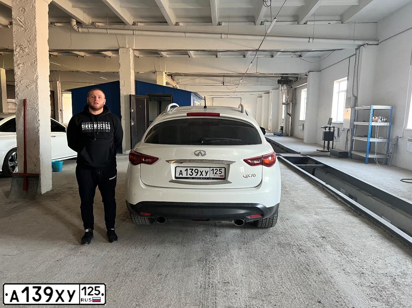 Фото автомобиля INFINITI QX70 /FX/, 2014 — госномер Е363АН224. Цвет: Белый