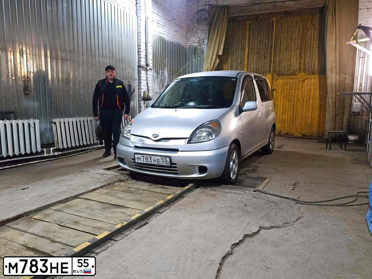 Фото автомобиля TOYOTA FUNCARGO, 2000 — госномер Х050УР55