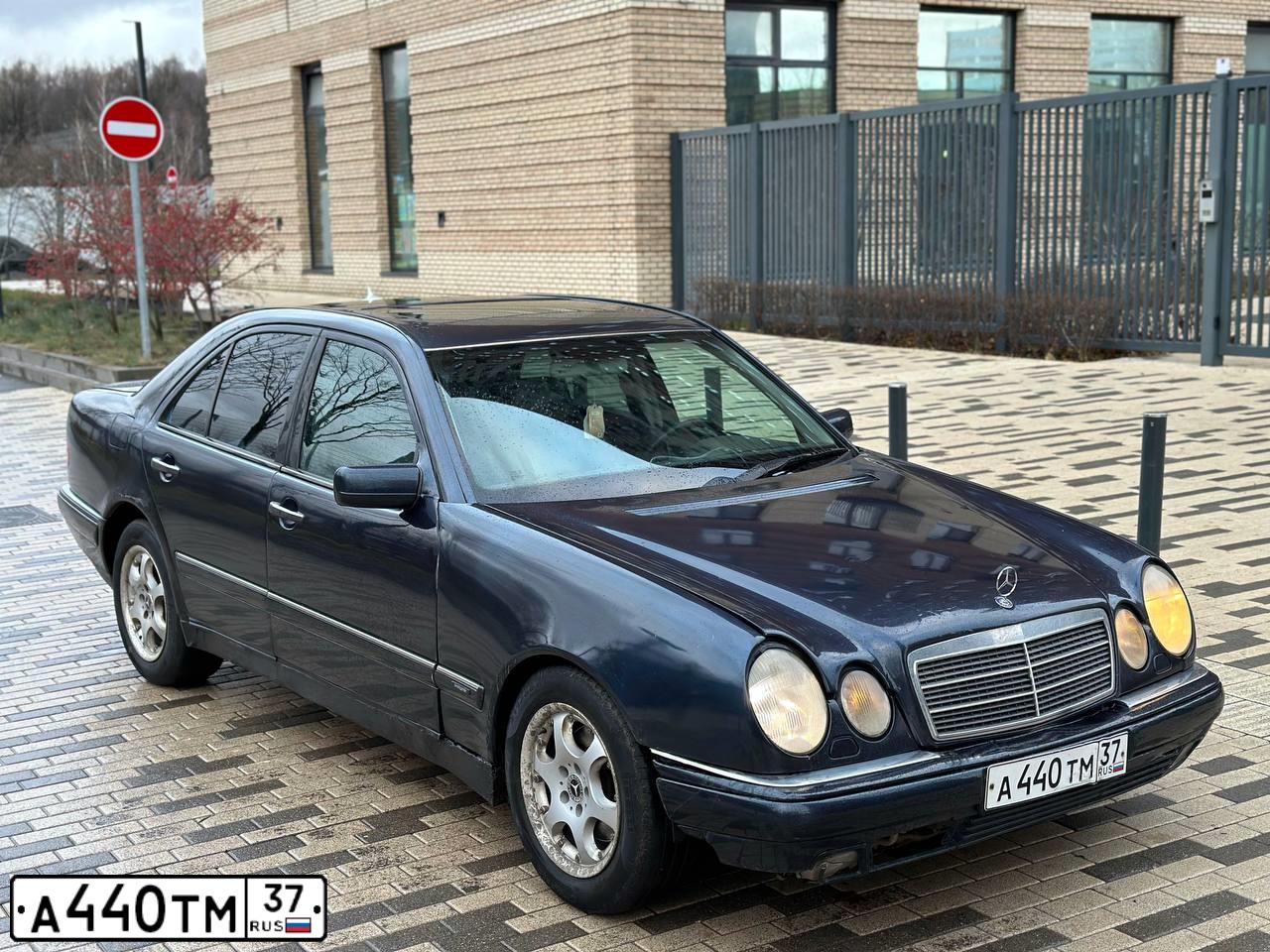 Фото автомобиля MERCEDES E-KLASSE, 1999 — госномер А440ТМ37. Цвет: ТЕМНО-СИНИЙ