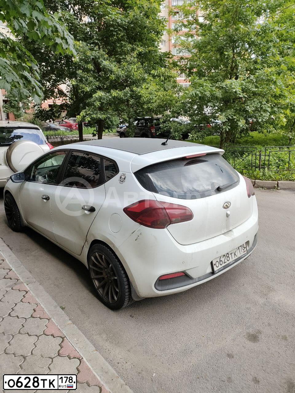 Фото автомобиля KIA CEE'D, 2013 — госномер О628ТК178. Цвет: Белый