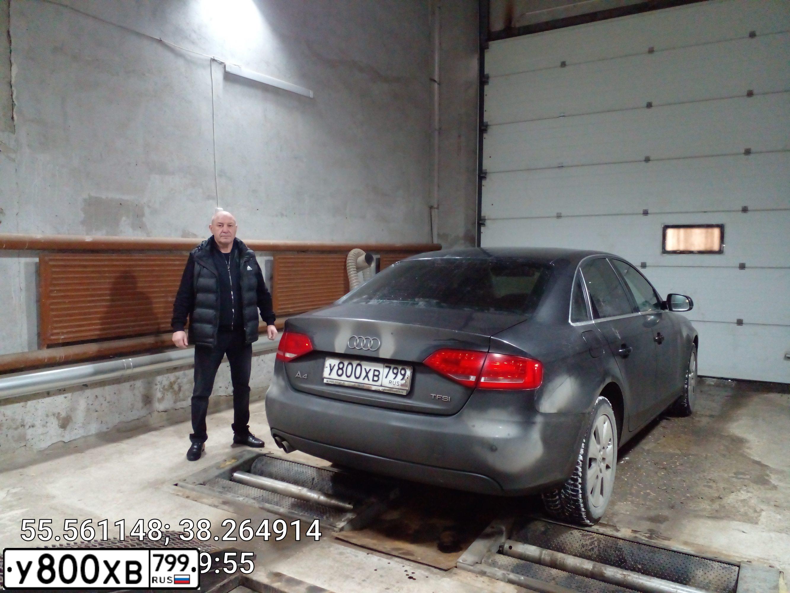 Фото автомобиля AUDI A4, 2011 — госномер М526ВН550. Цвет: Черно Серый