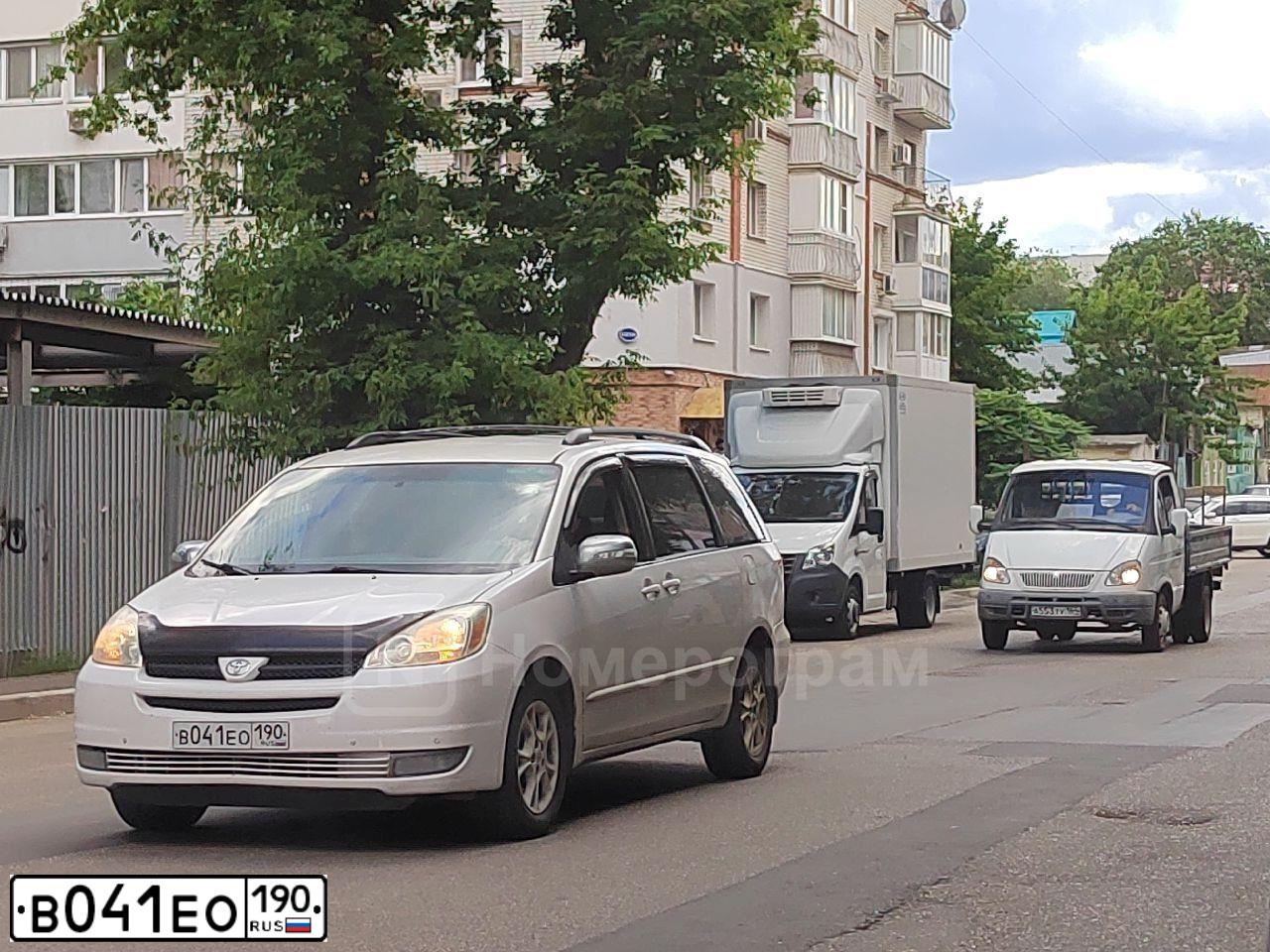 Фото автомобиля TOYOTA SIENNA, 2004 — госномер В041ЕО190. Цвет: Белый